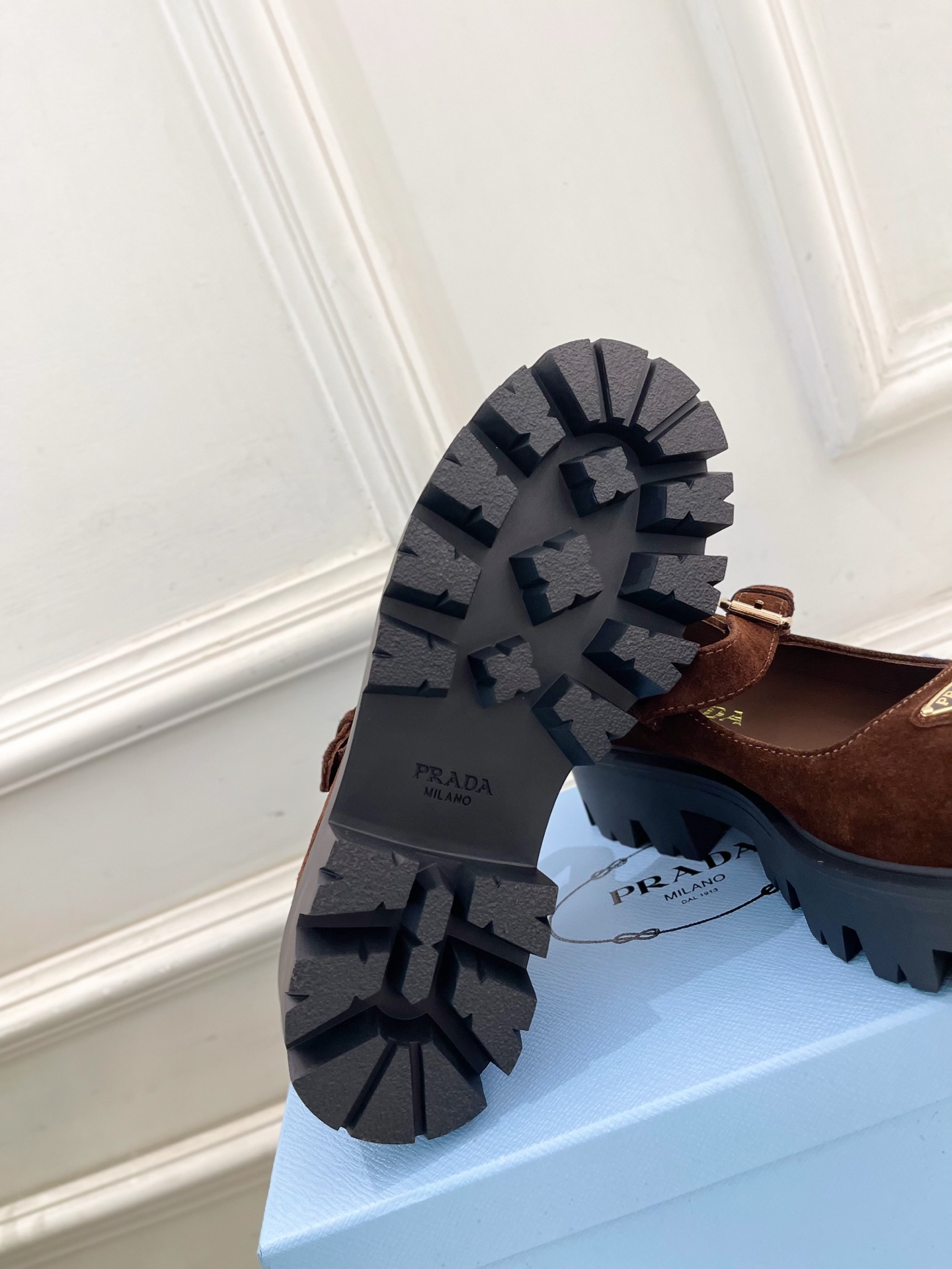 PRADA 普拉达 25𝐬𝐬 🌈2025秋冬新品 专柜走秀款 经典三角标厚底玛丽珍鞋系列〰◽鞋面：原版高