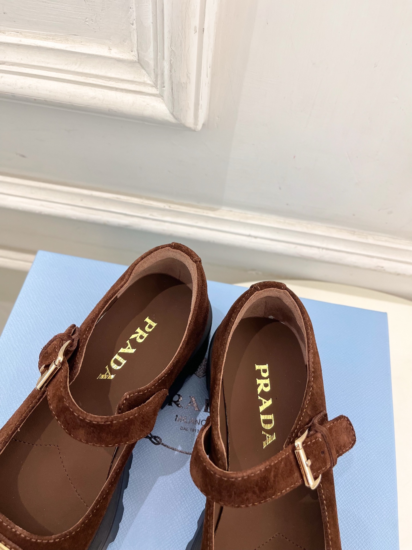 PRADA 普拉达 25𝐬𝐬 🌈2025秋冬新品 专柜走秀款 经典三角标厚底玛丽珍鞋系列〰◽鞋面：原版高