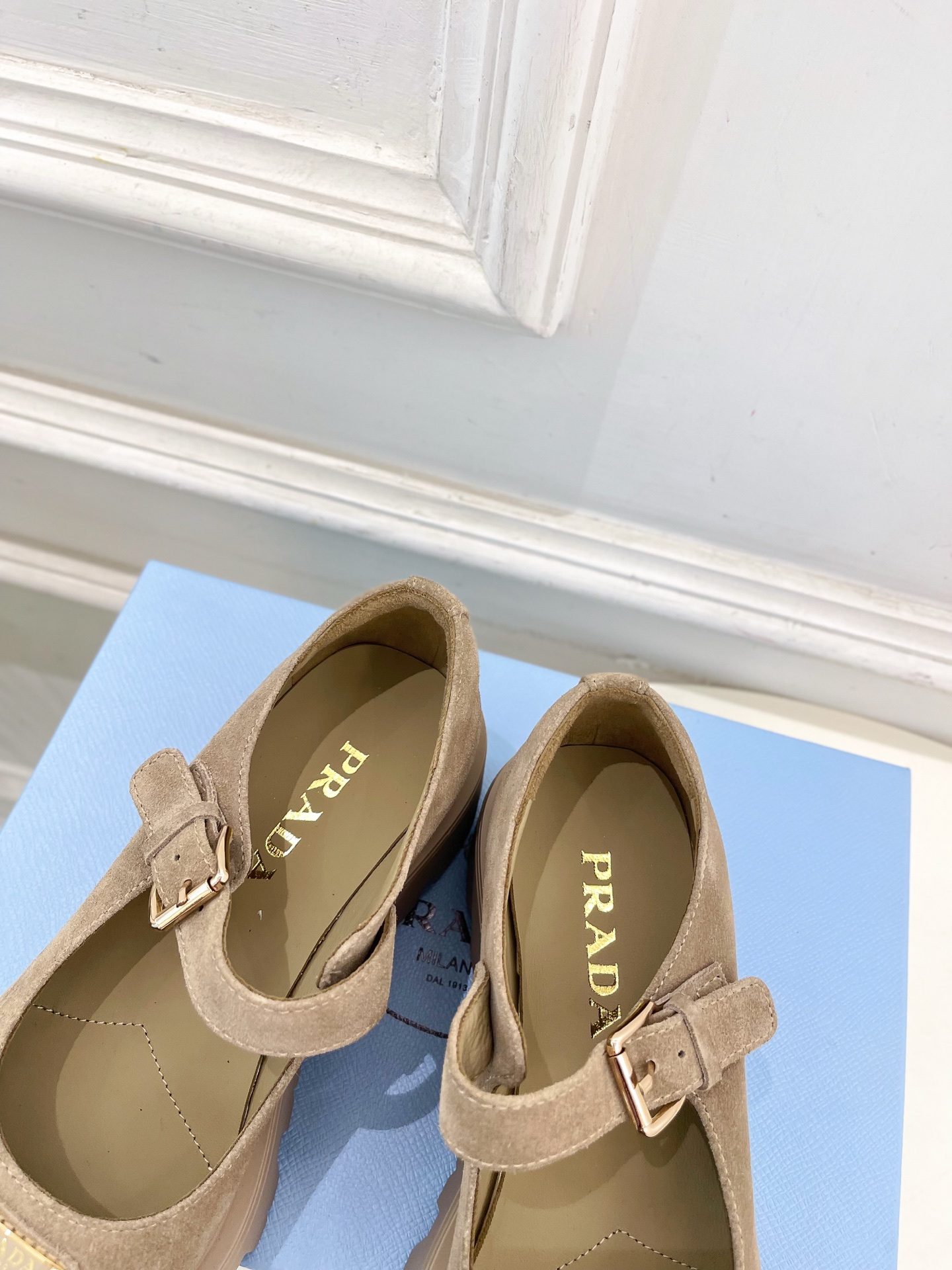 PRADA 普拉达 25𝐬𝐬 🌈2025秋冬新品 专柜走秀款 经典三角标厚底玛丽珍鞋系列〰◽鞋面：原版高