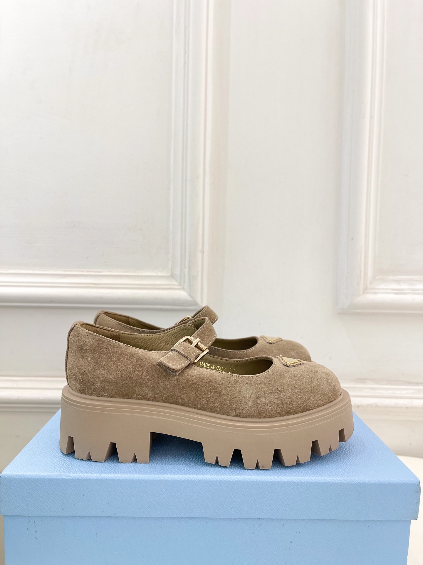 PRADA 普拉达 25𝐬𝐬 🌈2025秋冬新品 专柜走秀款 经典三角标厚底玛丽珍鞋系列〰◽鞋面：原版高