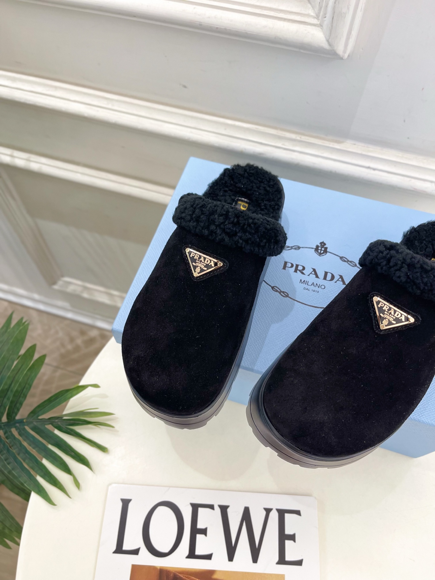 PRADA 普拉达 25𝐬𝐬 🌈2025春夏新品 专柜走秀款三角标穆勒毛拖鞋系列〰◽鞋面：原版定制羊猄◽