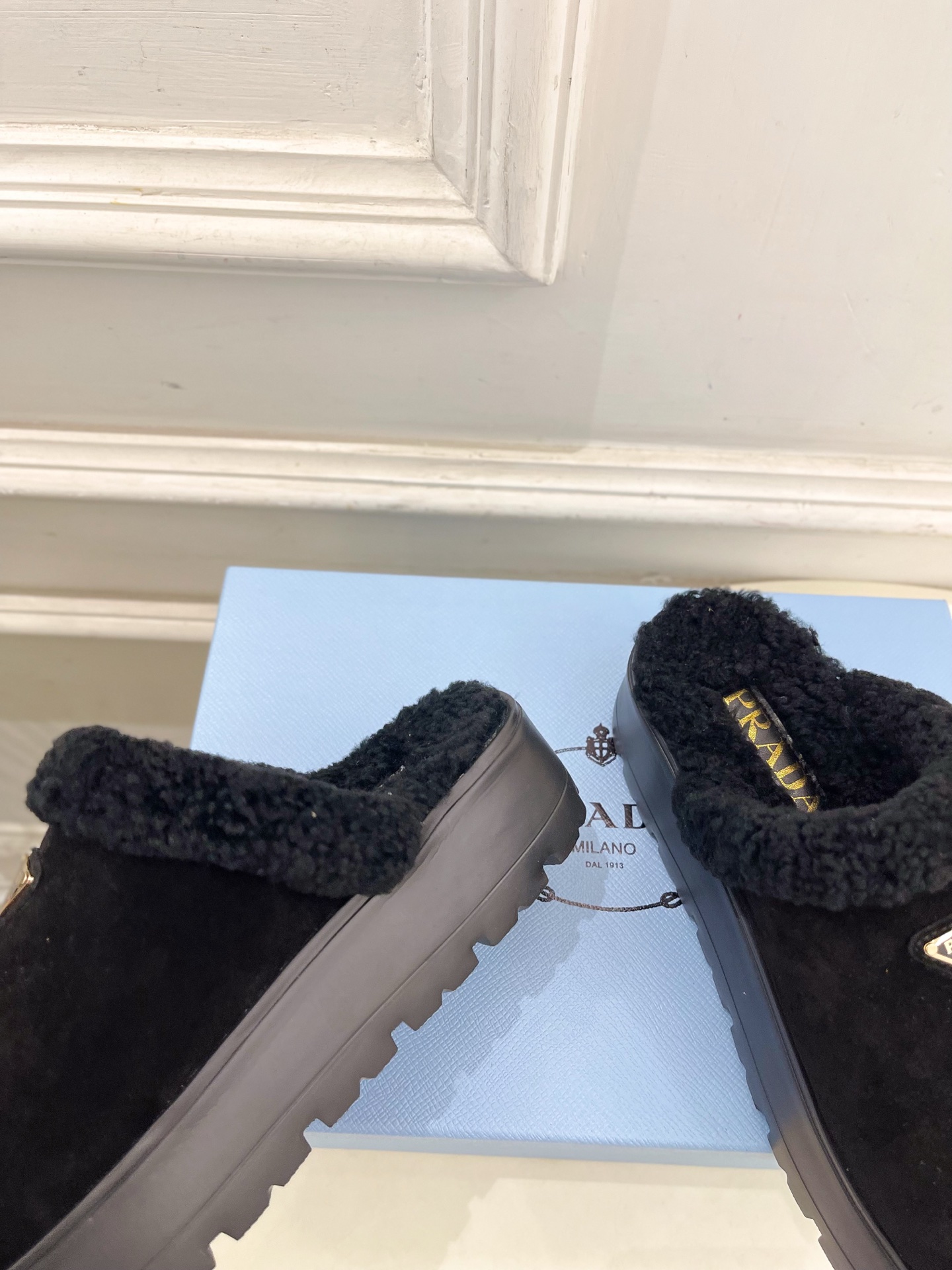 PRADA 普拉达 25𝐬𝐬 🌈2025春夏新品 专柜走秀款三角标穆勒毛拖鞋系列〰◽鞋面：原版定制羊猄◽