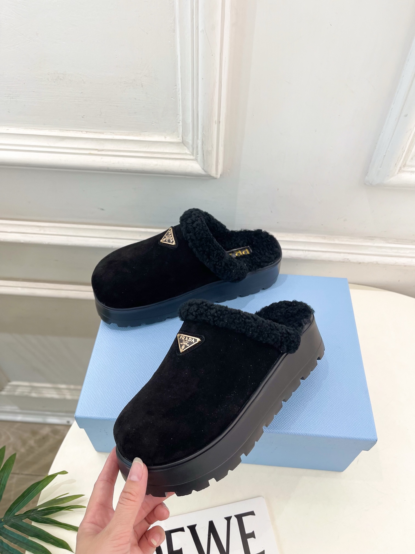 PRADA 普拉达 25𝐬𝐬 🌈2025春夏新品 专柜走秀款三角标穆勒毛拖鞋系列〰◽鞋面：原版定制羊猄◽