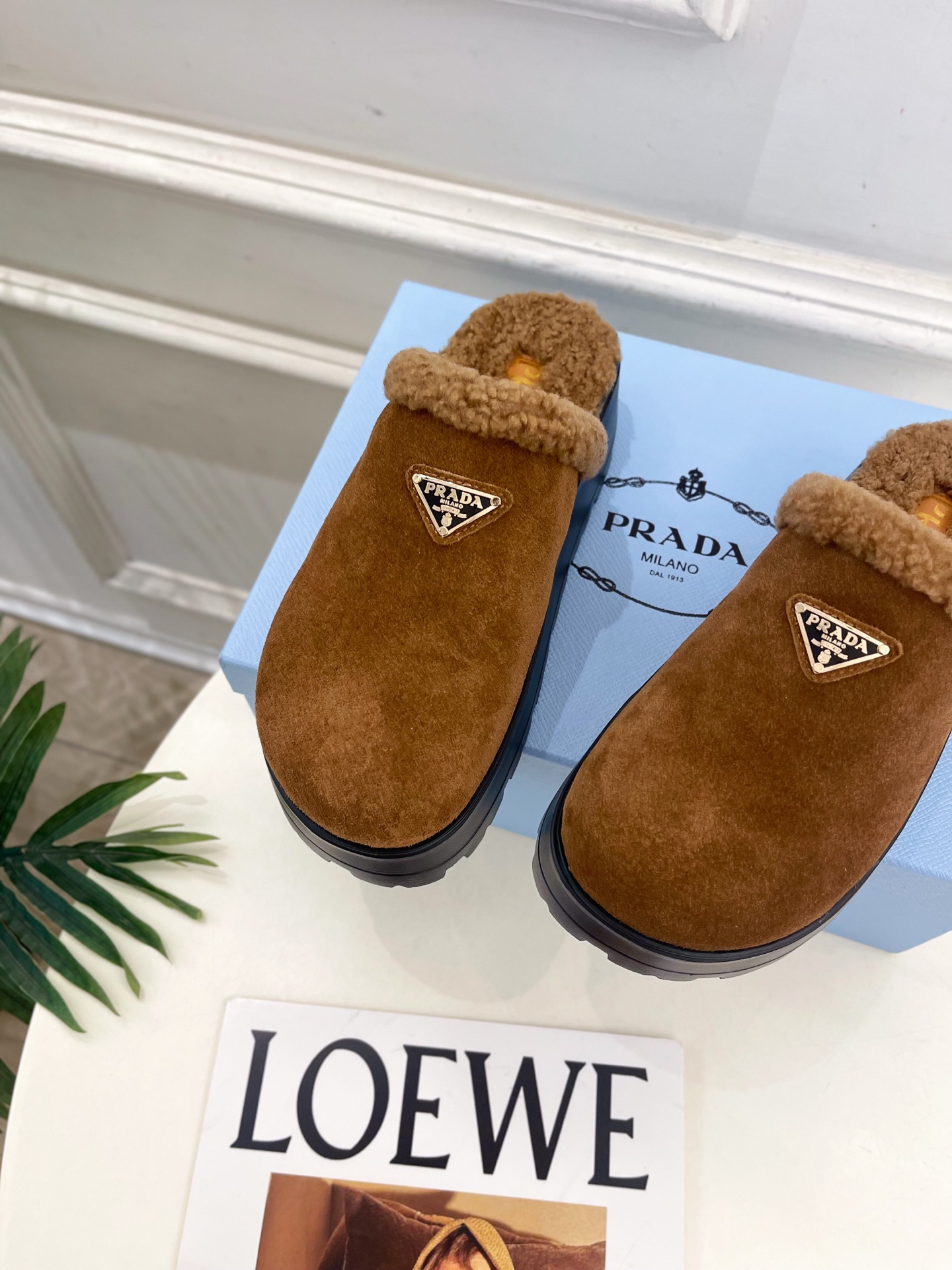 PRADA 普拉达 25𝐬𝐬 🌈2025春夏新品 专柜走秀款三角标穆勒毛拖鞋系列〰◽鞋面：原版定制羊猄◽
