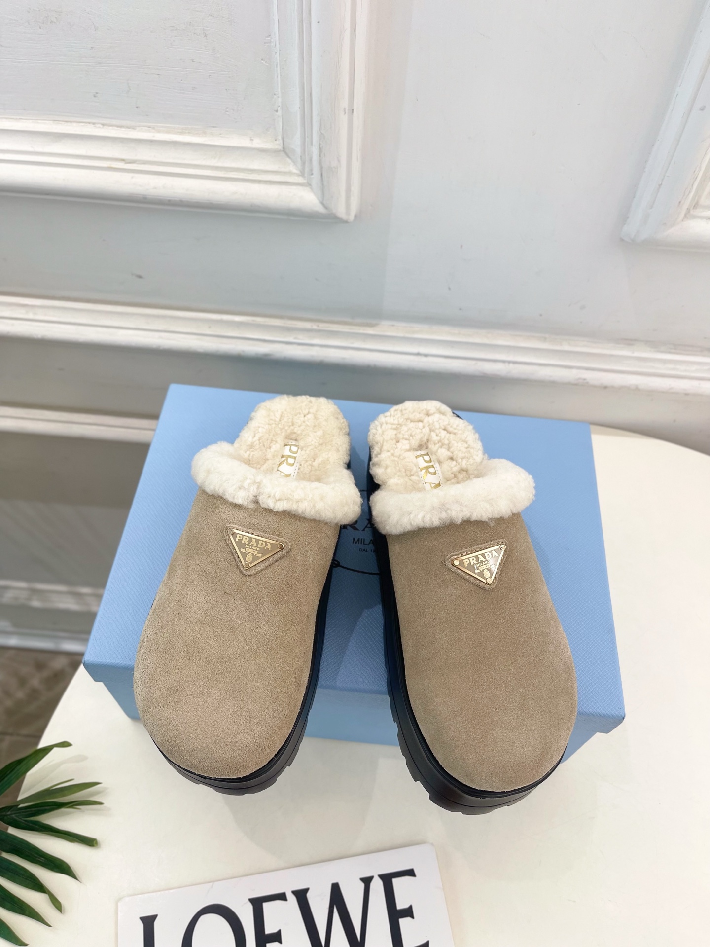 PRADA 普拉达 25𝐬𝐬 🌈2025春夏新品 专柜走秀款三角标穆勒毛拖鞋系列〰◽鞋面：原版定制羊猄◽