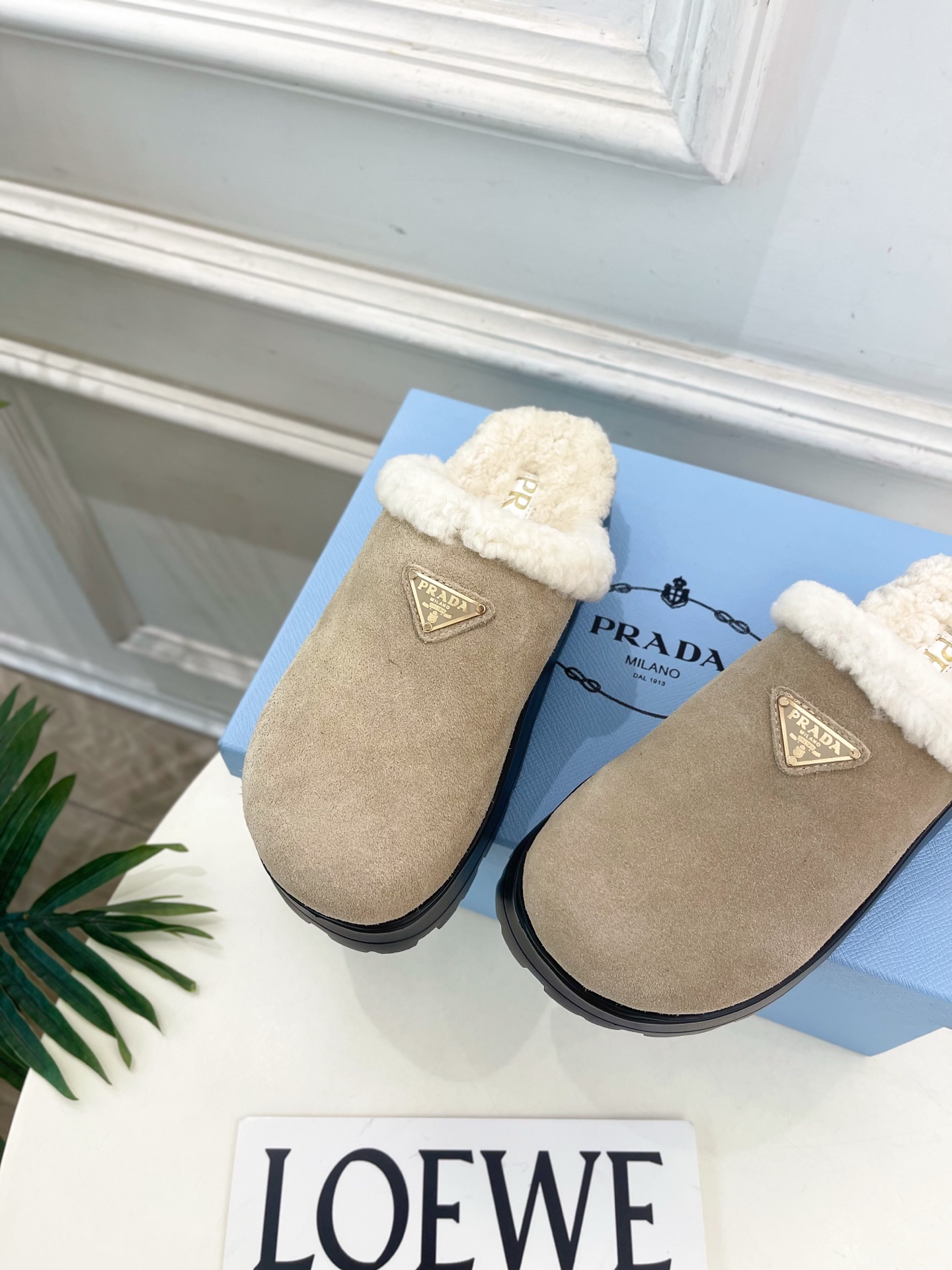 PRADA 普拉达 25𝐬𝐬 🌈2025春夏新品 专柜走秀款三角标穆勒毛拖鞋系列〰◽鞋面：原版定制羊猄◽