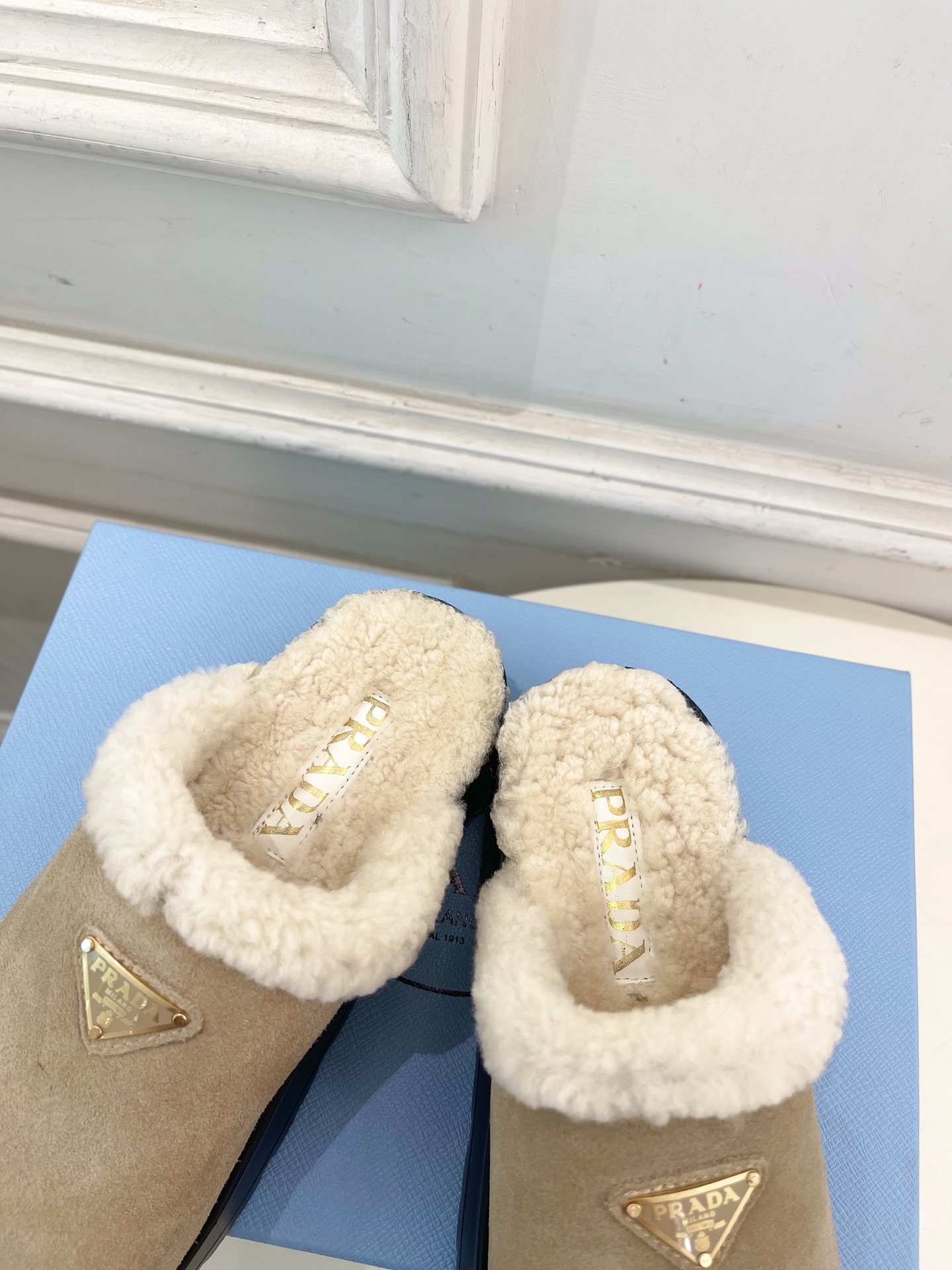 PRADA 普拉达 25𝐬𝐬 🌈2025春夏新品 专柜走秀款三角标穆勒毛拖鞋系列〰◽鞋面：原版定制羊猄◽