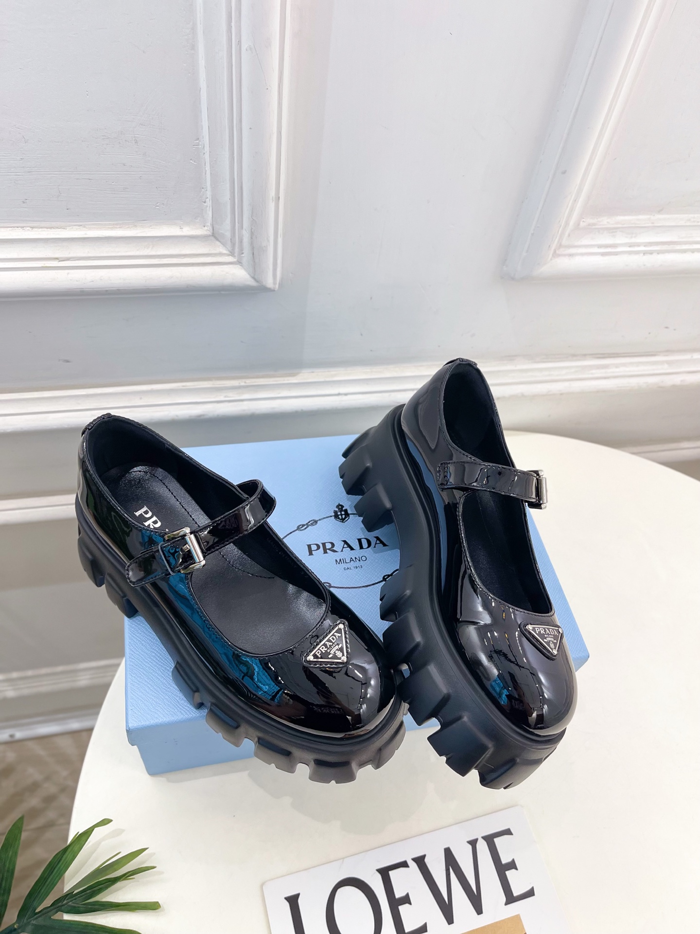 PRADA 普拉达 25𝐬𝐬 🌈2025秋冬新品 专柜走秀款 经典三角标Monolith玛丽珍鞋系列〰◽