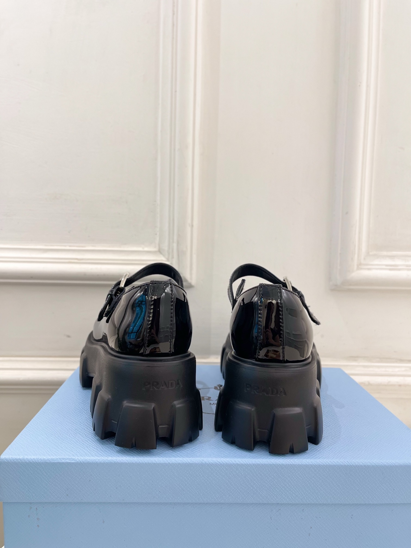 PRADA 普拉达 25𝐬𝐬 🌈2025秋冬新品 专柜走秀款 经典三角标Monolith玛丽珍鞋系列〰◽