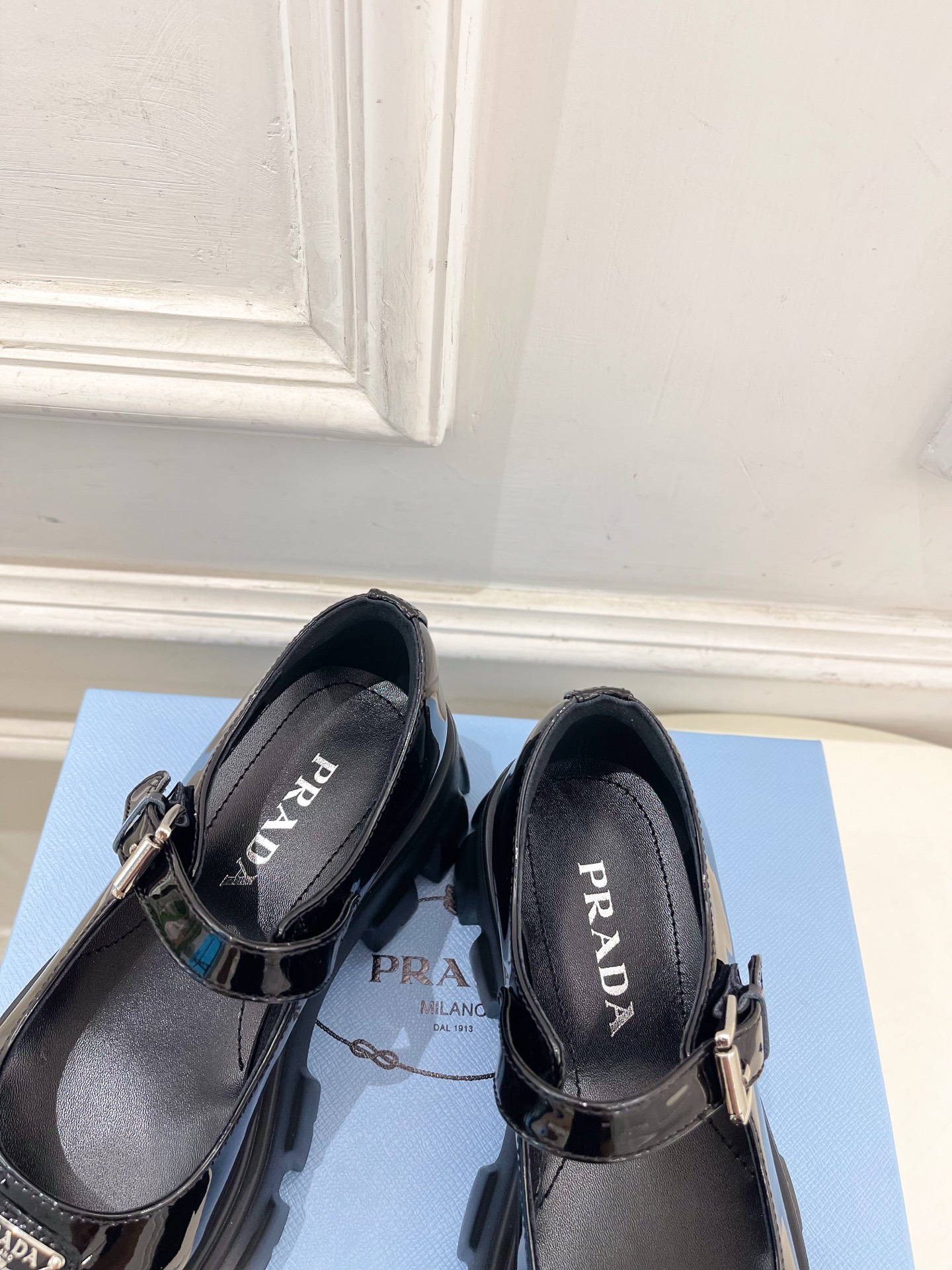 PRADA 普拉达 25𝐬𝐬 🌈2025秋冬新品 专柜走秀款 经典三角标Monolith玛丽珍鞋系列〰◽