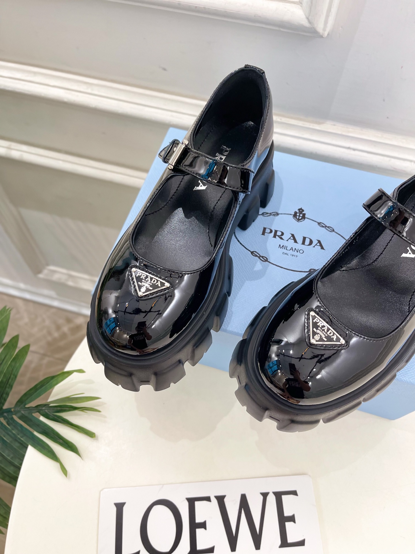 PRADA 普拉达 25𝐬𝐬 🌈2025秋冬新品 专柜走秀款 经典三角标Monolith玛丽珍鞋系列〰◽