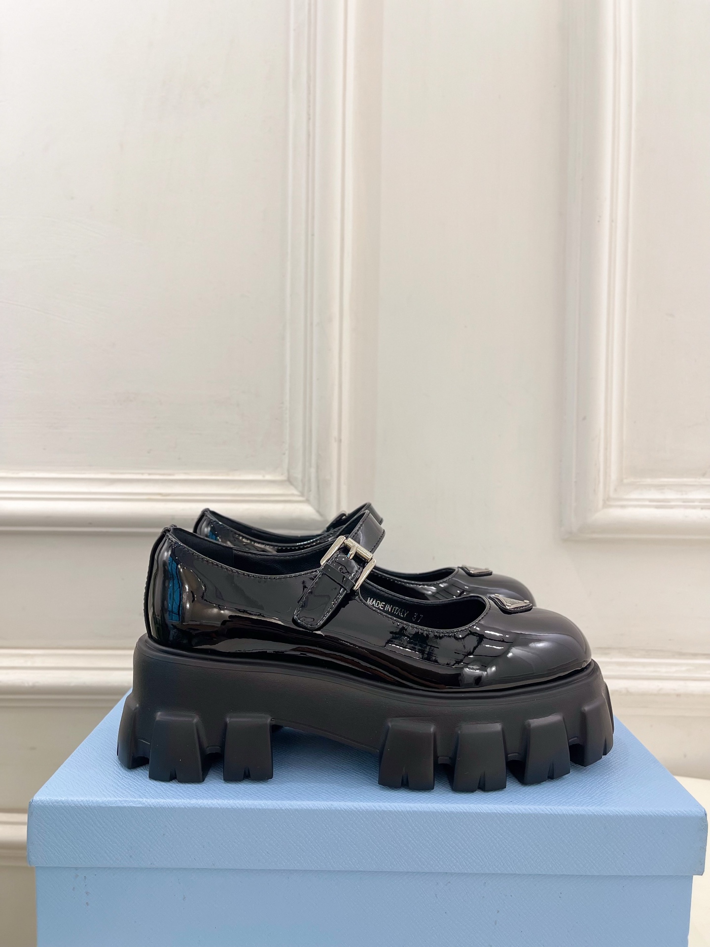 PRADA 普拉达 25𝐬𝐬 🌈2025秋冬新品 专柜走秀款 经典三角标Monolith玛丽珍鞋系列〰◽