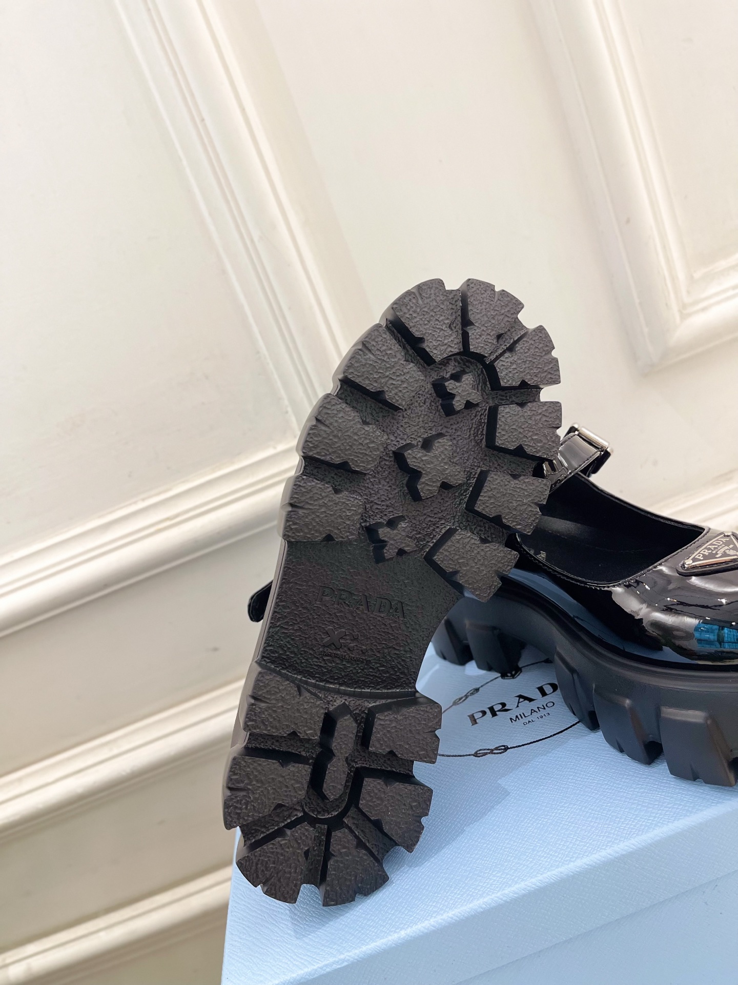 PRADA 普拉达 25𝐬𝐬 🌈2025秋冬新品 专柜走秀款 经典三角标Monolith玛丽珍鞋系列〰◽