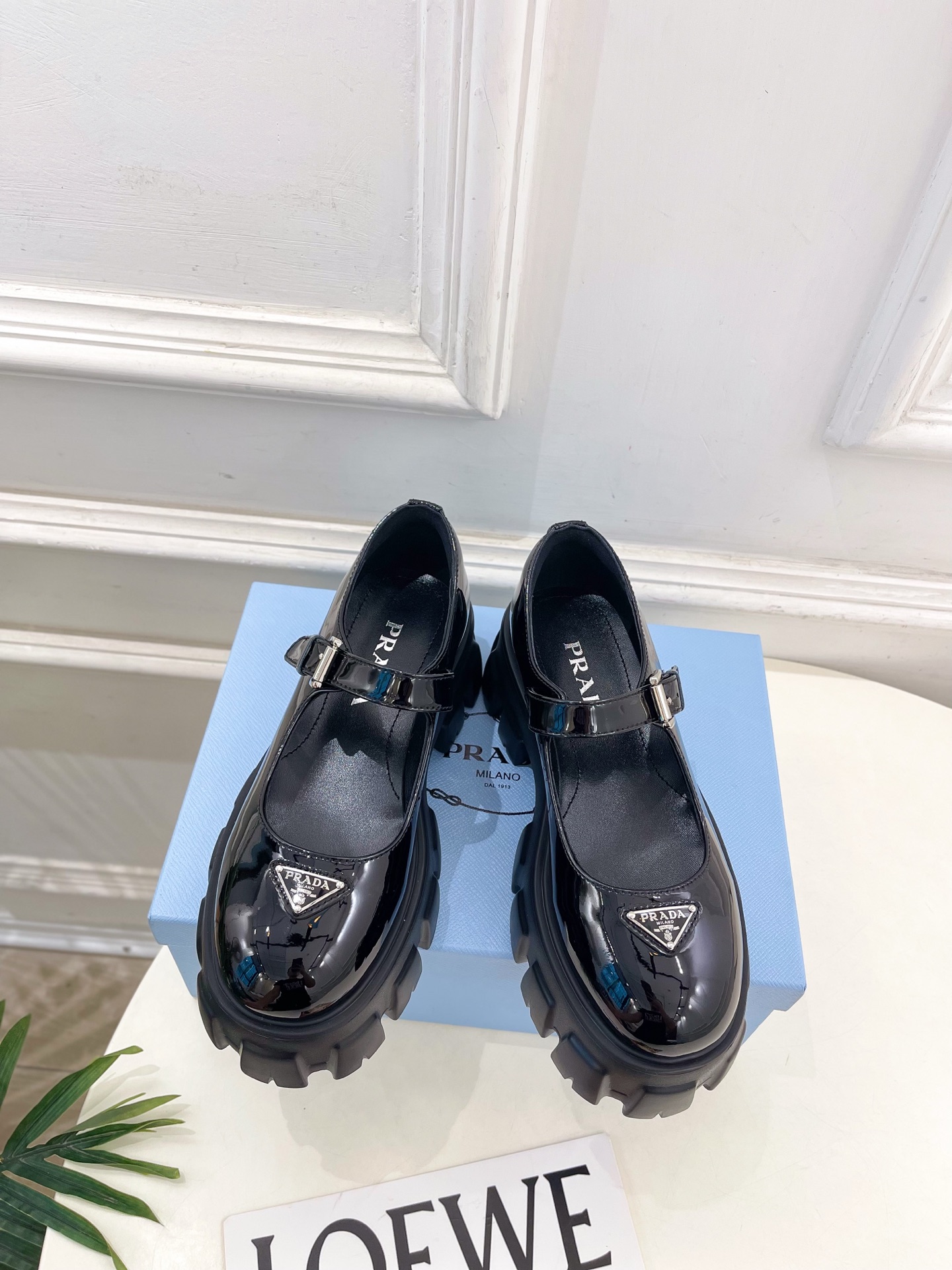 PRADA 普拉达 25𝐬𝐬 🌈2025秋冬新品 专柜走秀款 经典三角标Monolith玛丽珍鞋系列〰◽