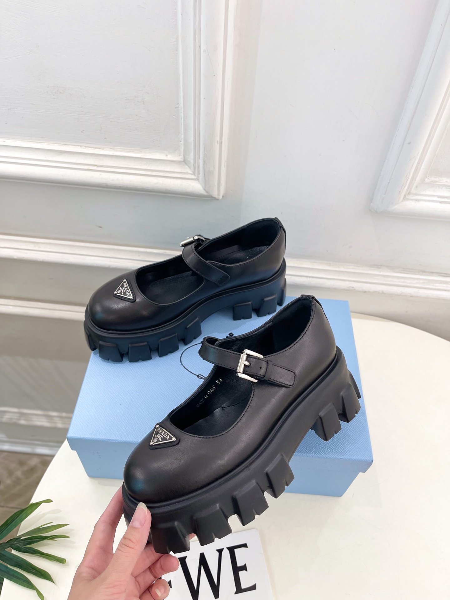 PRADA 普拉达 25𝐬𝐬 🌈2025秋冬新品 专柜走秀款 经典三角标Monolith玛丽珍鞋系列〰◽