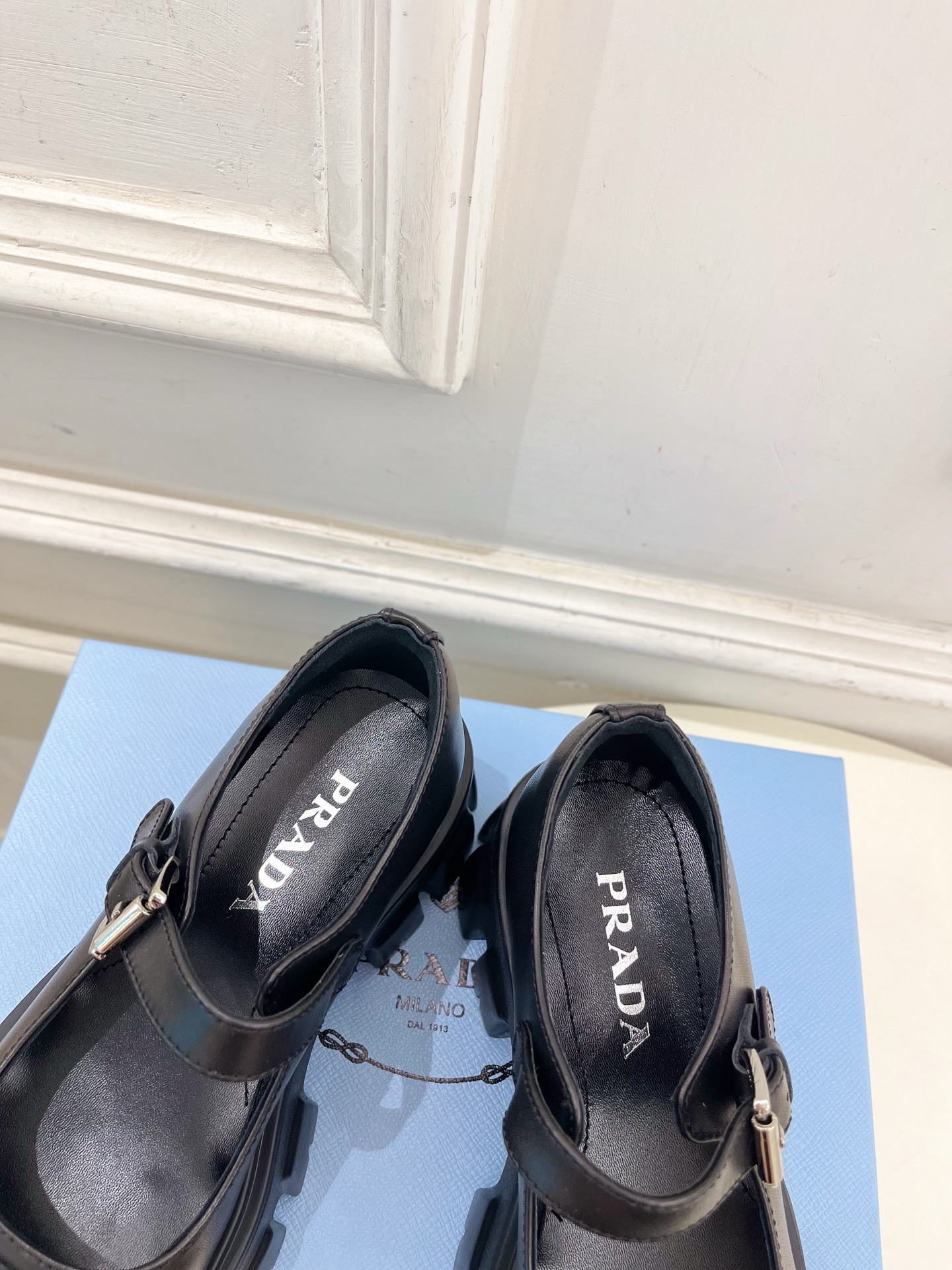 PRADA 普拉达 25𝐬𝐬 🌈2025秋冬新品 专柜走秀款 经典三角标Monolith玛丽珍鞋系列〰◽