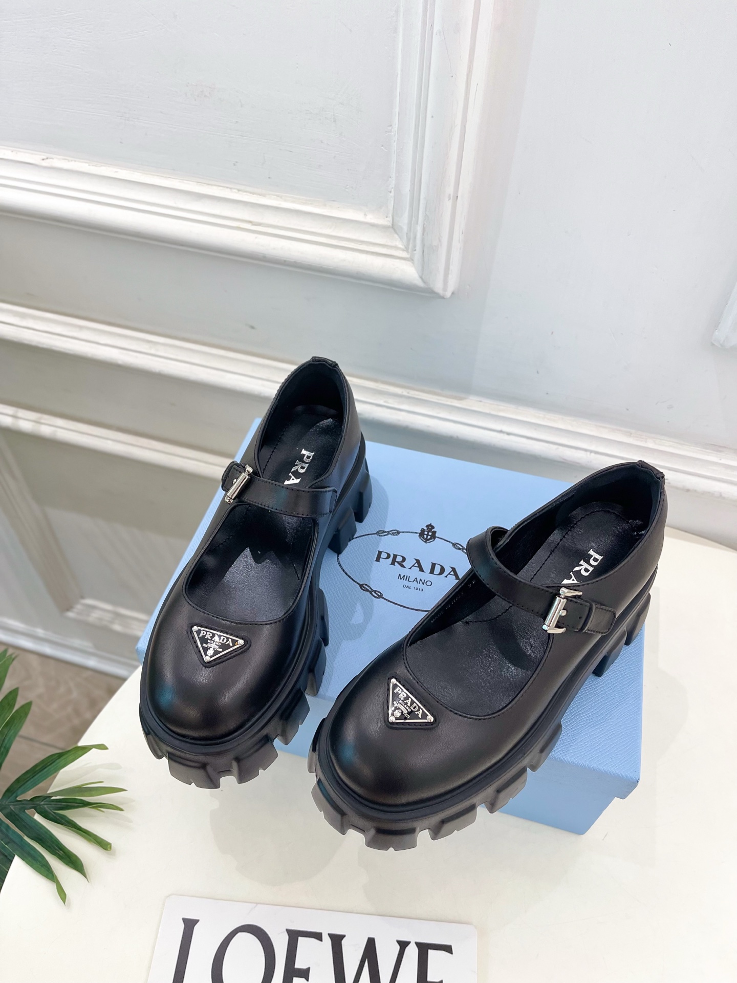 PRADA 普拉达 25𝐬𝐬 🌈2025秋冬新品 专柜走秀款 经典三角标Monolith玛丽珍鞋系列〰◽