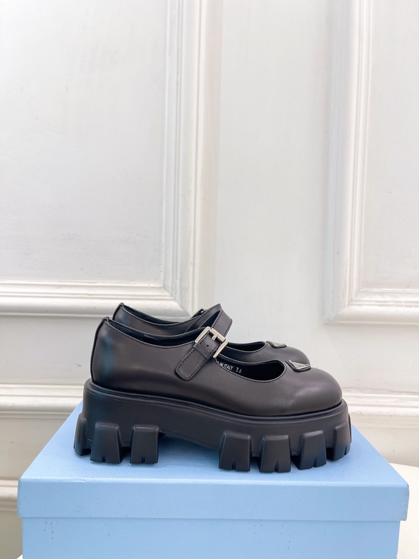 PRADA 普拉达 25𝐬𝐬 🌈2025秋冬新品 专柜走秀款 经典三角标Monolith玛丽珍鞋系列〰◽