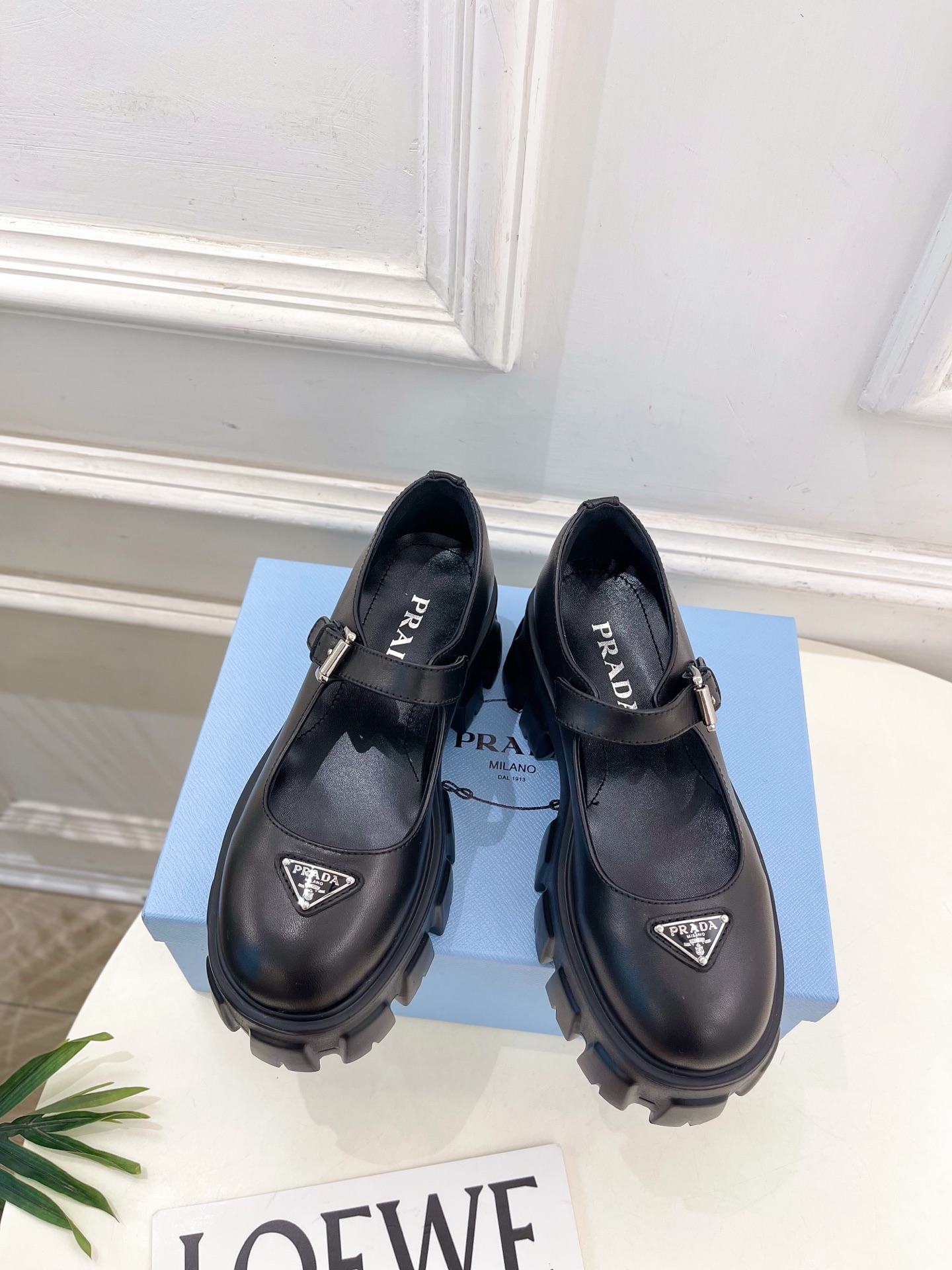 PRADA 普拉达 25𝐬𝐬 🌈2025秋冬新品 专柜走秀款 经典三角标Monolith玛丽珍鞋系列〰◽