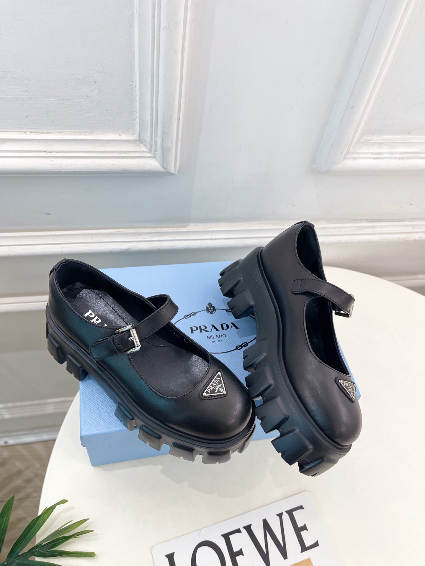 PRADA 普拉达 25𝐬𝐬 🌈2025秋冬新品 专柜走秀款 经典三角标Monolith玛丽珍鞋系列〰◽