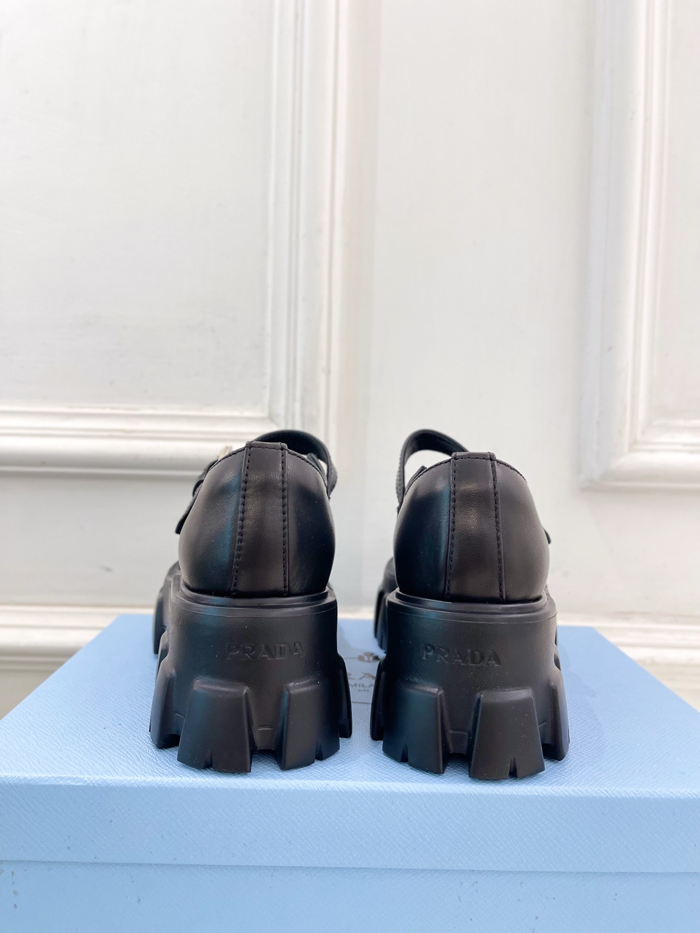 PRADA 普拉达 25𝐬𝐬 🌈2025秋冬新品 专柜走秀款 经典三角标Monolith玛丽珍鞋系列〰◽