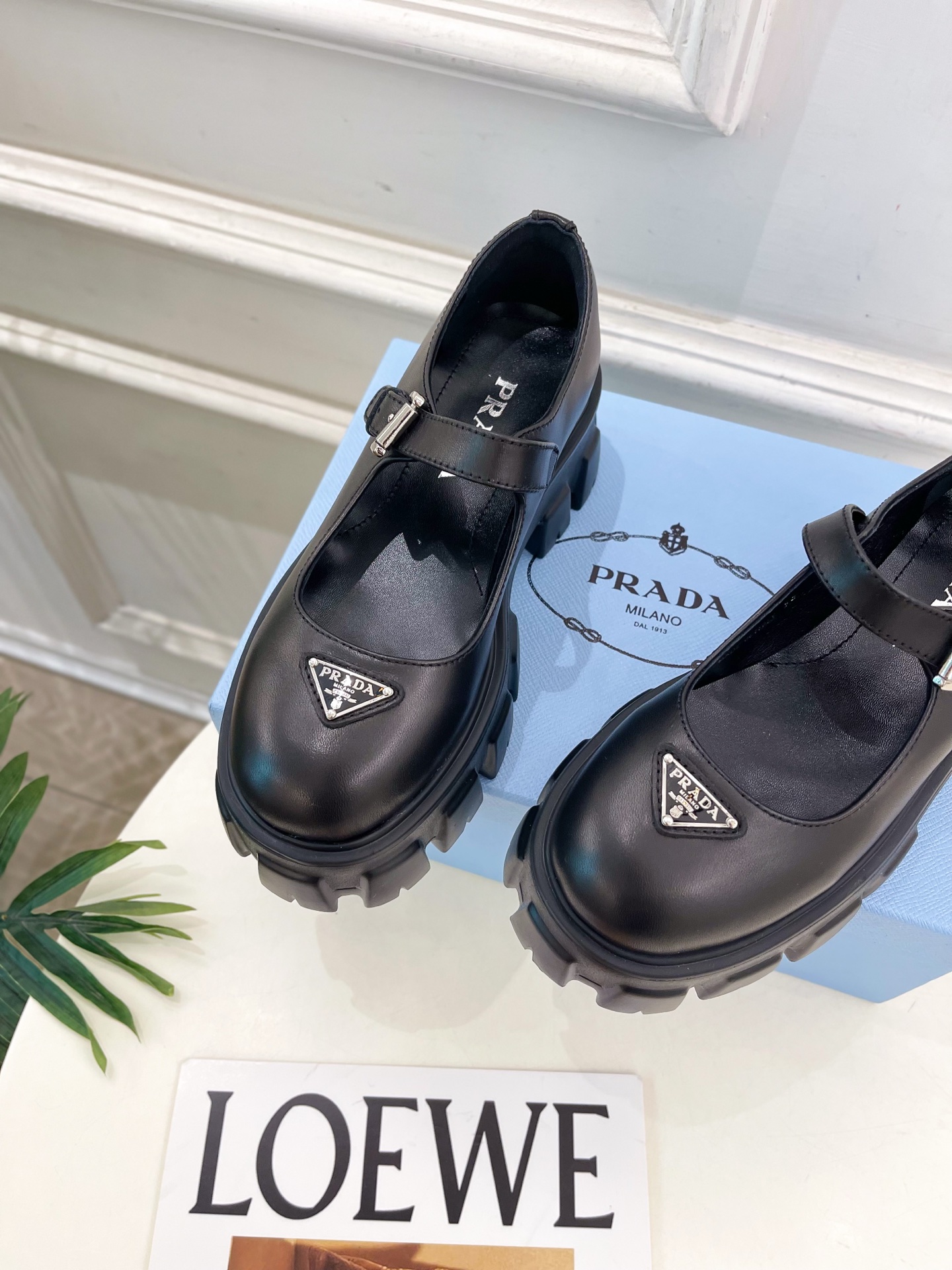 PRADA 普拉达 25𝐬𝐬 🌈2025秋冬新品 专柜走秀款 经典三角标Monolith玛丽珍鞋系列〰◽