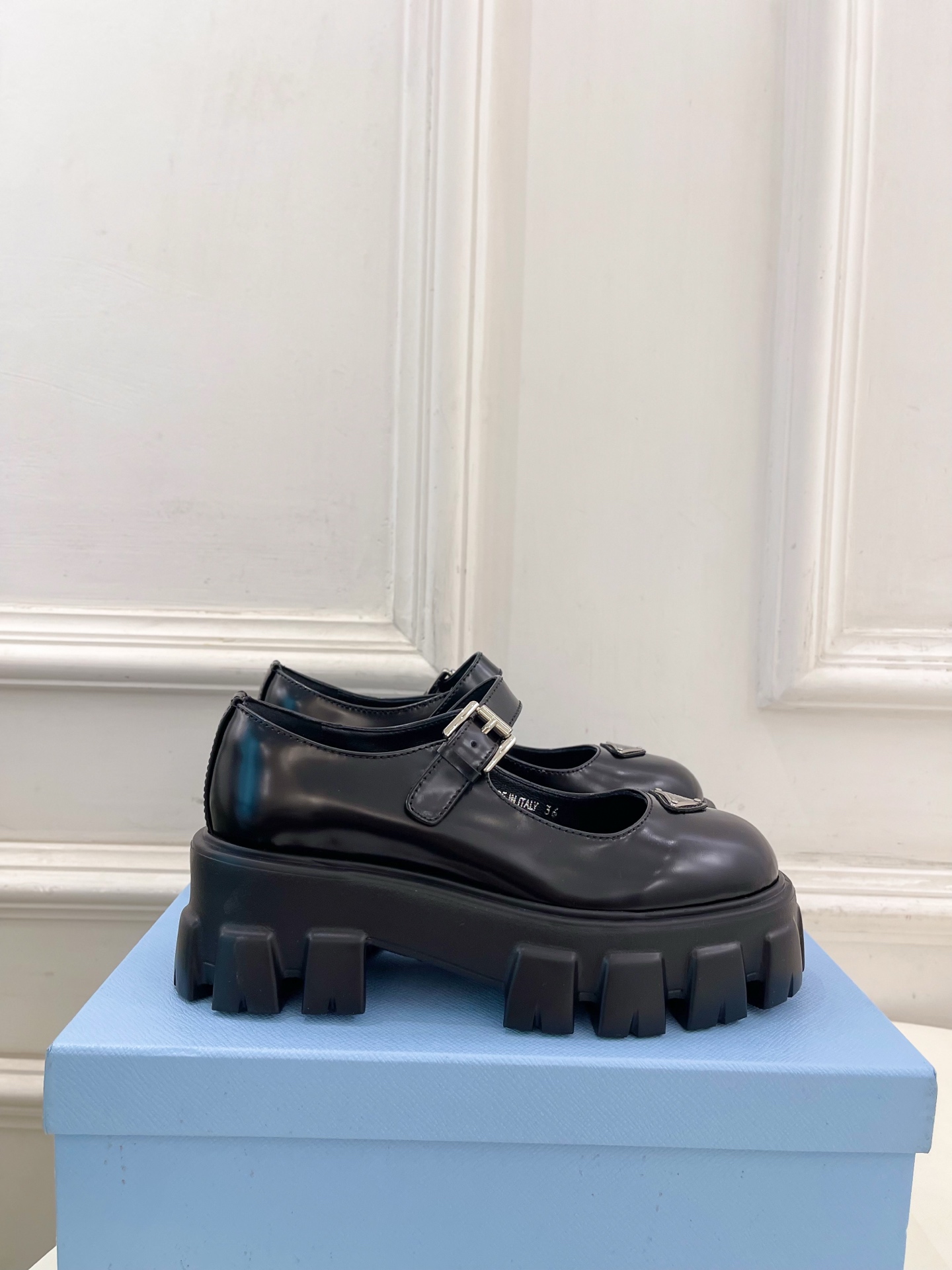 PRADA 普拉达 25𝐬𝐬 🌈2025秋冬新品 专柜走秀款 经典三角标Monolith玛丽珍鞋系列〰◽