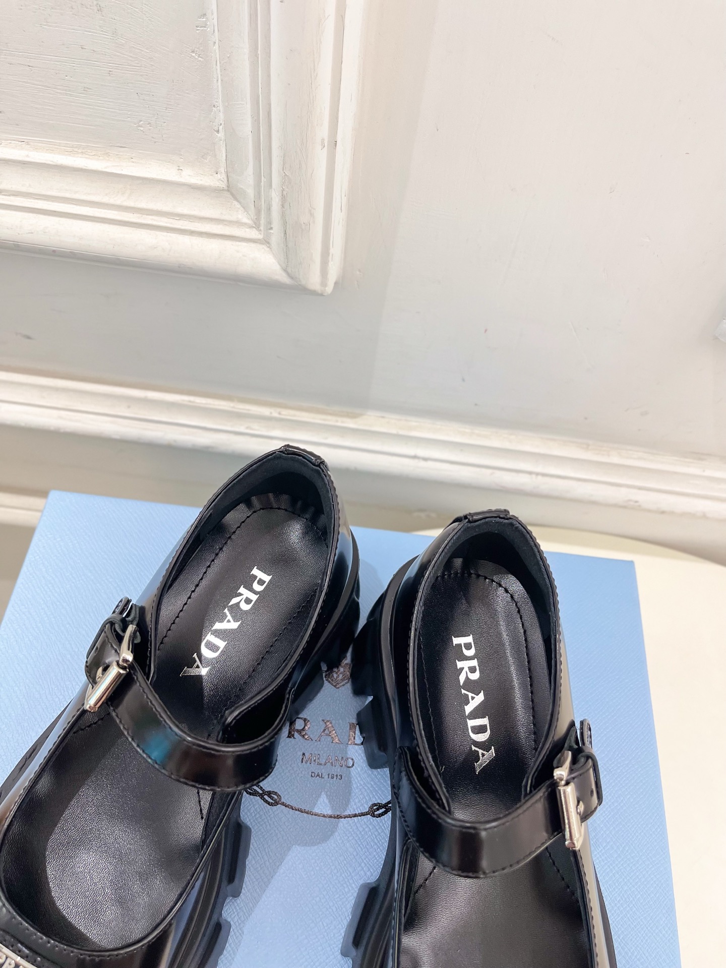 PRADA 普拉达 25𝐬𝐬 🌈2025秋冬新品 专柜走秀款 经典三角标Monolith玛丽珍鞋系列〰◽