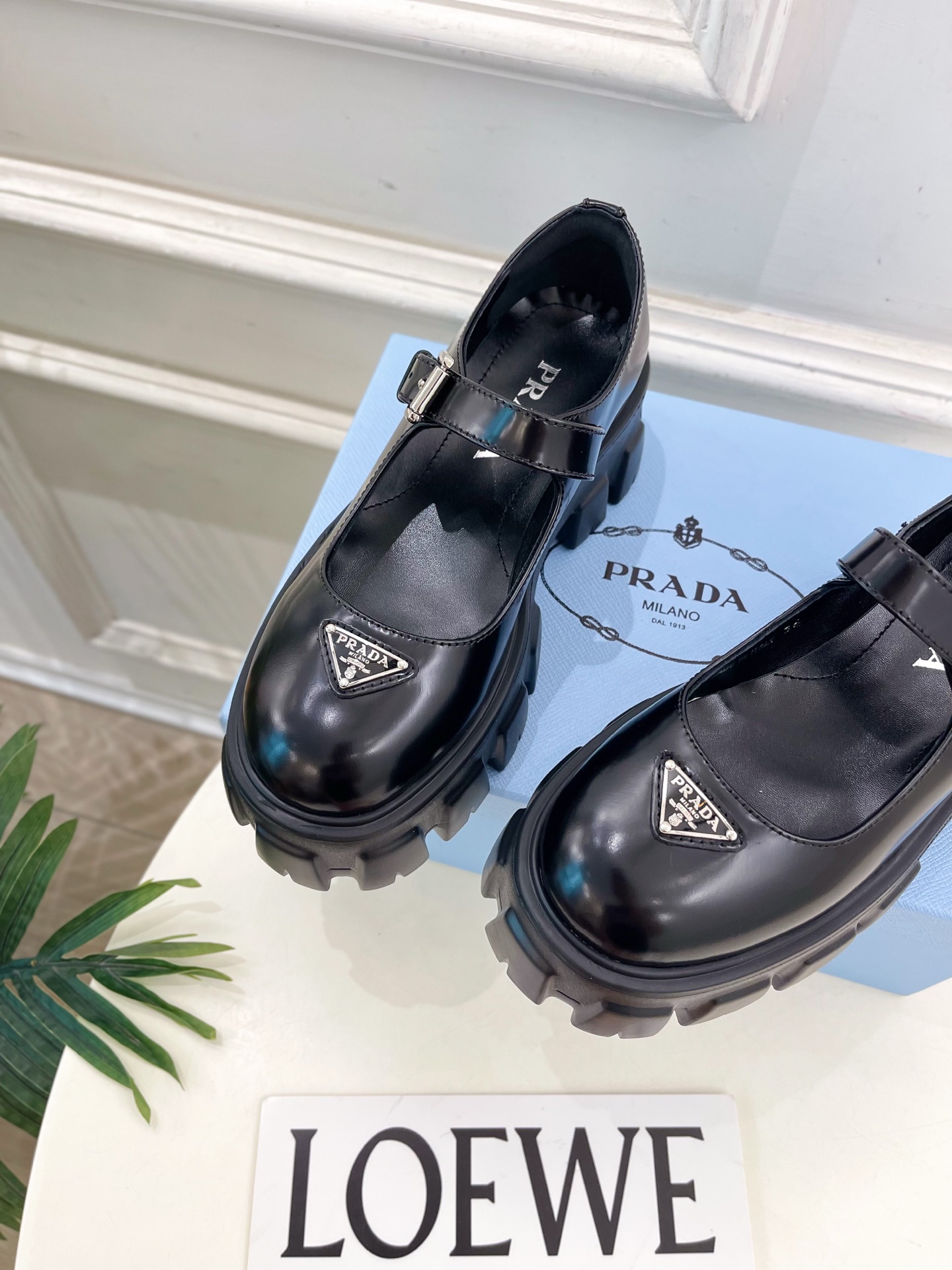 PRADA 普拉达 25𝐬𝐬 🌈2025秋冬新品 专柜走秀款 经典三角标Monolith玛丽珍鞋系列〰◽