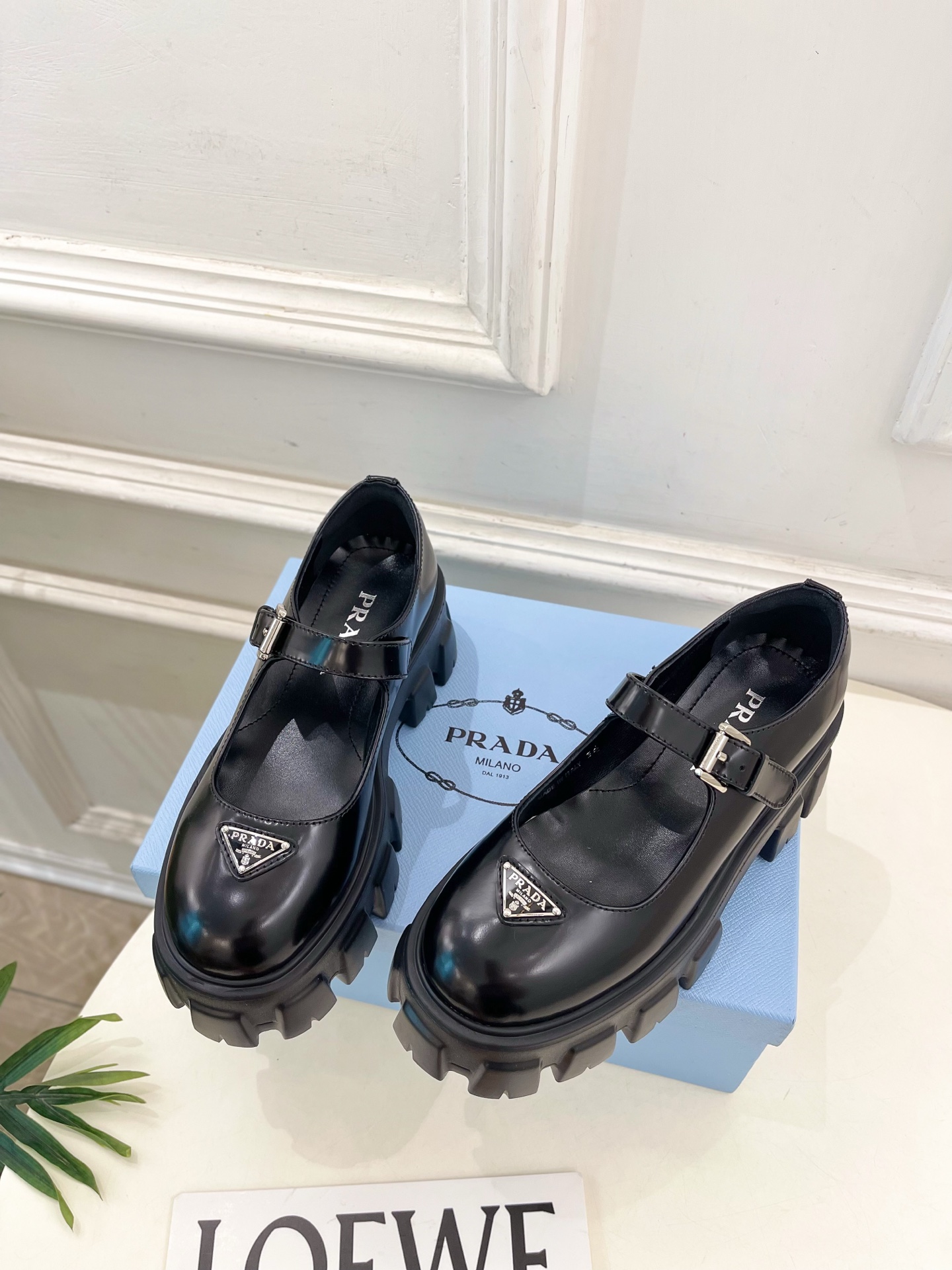 PRADA 普拉达 25𝐬𝐬 🌈2025秋冬新品 专柜走秀款 经典三角标Monolith玛丽珍鞋系列〰◽