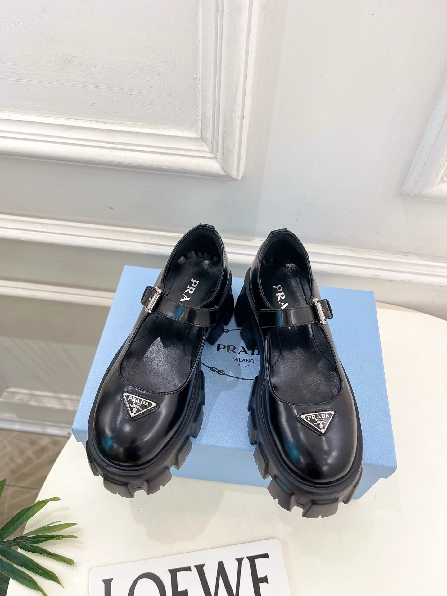 PRADA 普拉达 25𝐬𝐬 🌈2025秋冬新品 专柜走秀款 经典三角标Monolith玛丽珍鞋系列〰◽