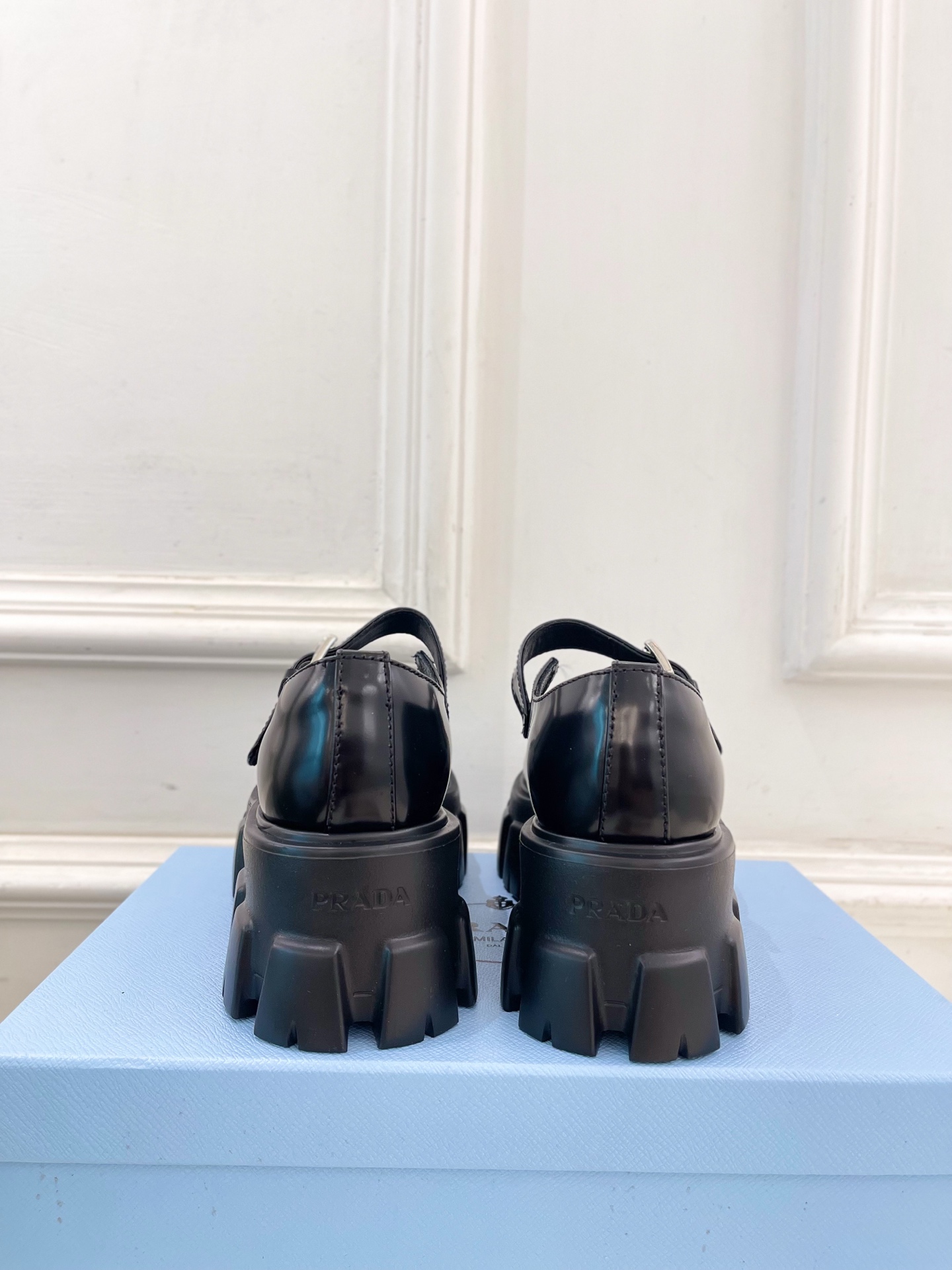 PRADA 普拉达 25𝐬𝐬 🌈2025秋冬新品 专柜走秀款 经典三角标Monolith玛丽珍鞋系列〰◽