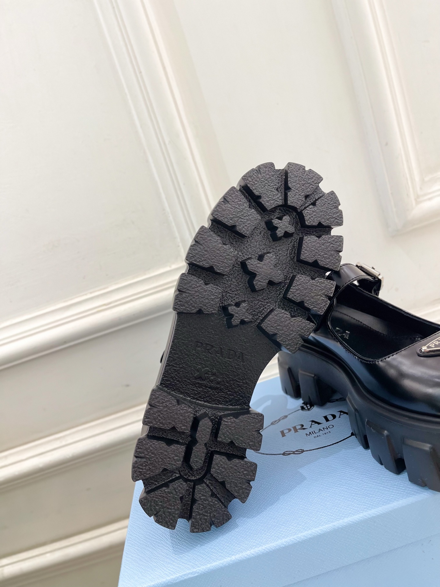 PRADA 普拉达 25𝐬𝐬 🌈2025秋冬新品 专柜走秀款 经典三角标Monolith玛丽珍鞋系列〰◽