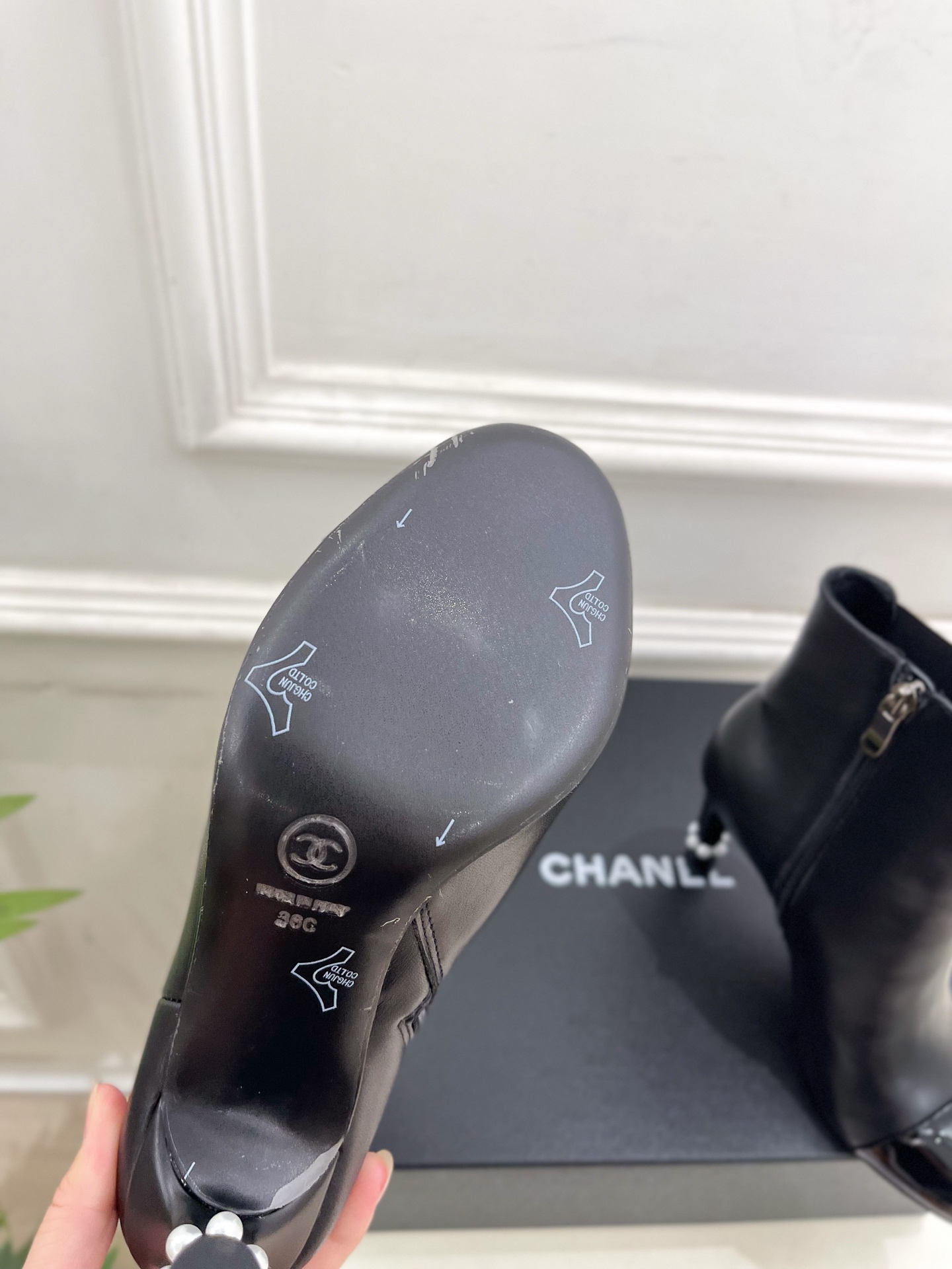 𝐂𝐇𝐀𝐍𝐄𝐋 | 小香 25𝐬𝐬 🦋2025 秋冬新品 专柜经典款 小香双C拼色珍珠跟高跟短靴 系列上新