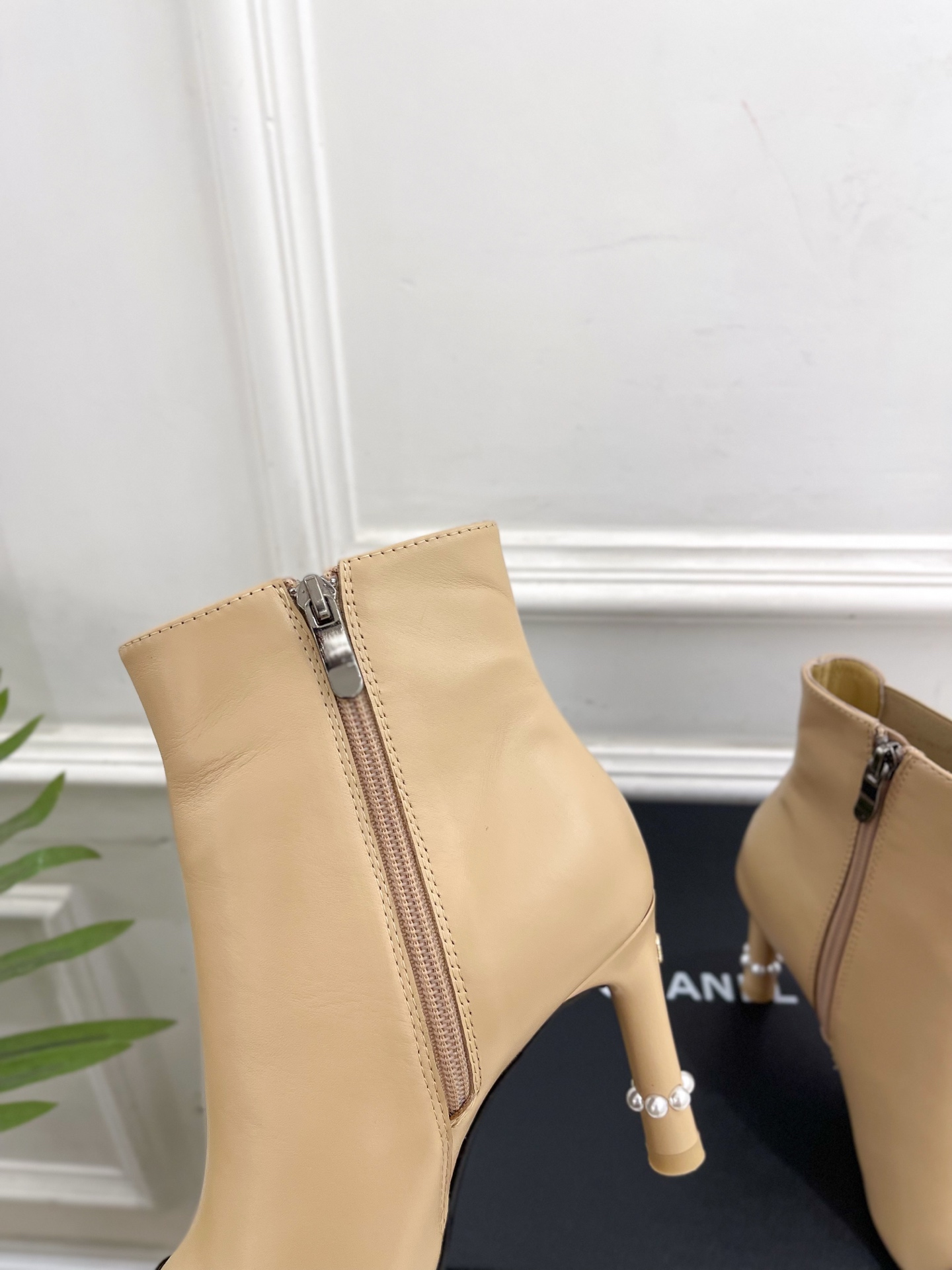 𝐂𝐇𝐀𝐍𝐄𝐋 | 小香 25𝐬𝐬 🦋2025 秋冬新品 专柜经典款 小香双C拼色珍珠跟高跟短靴 系列上新