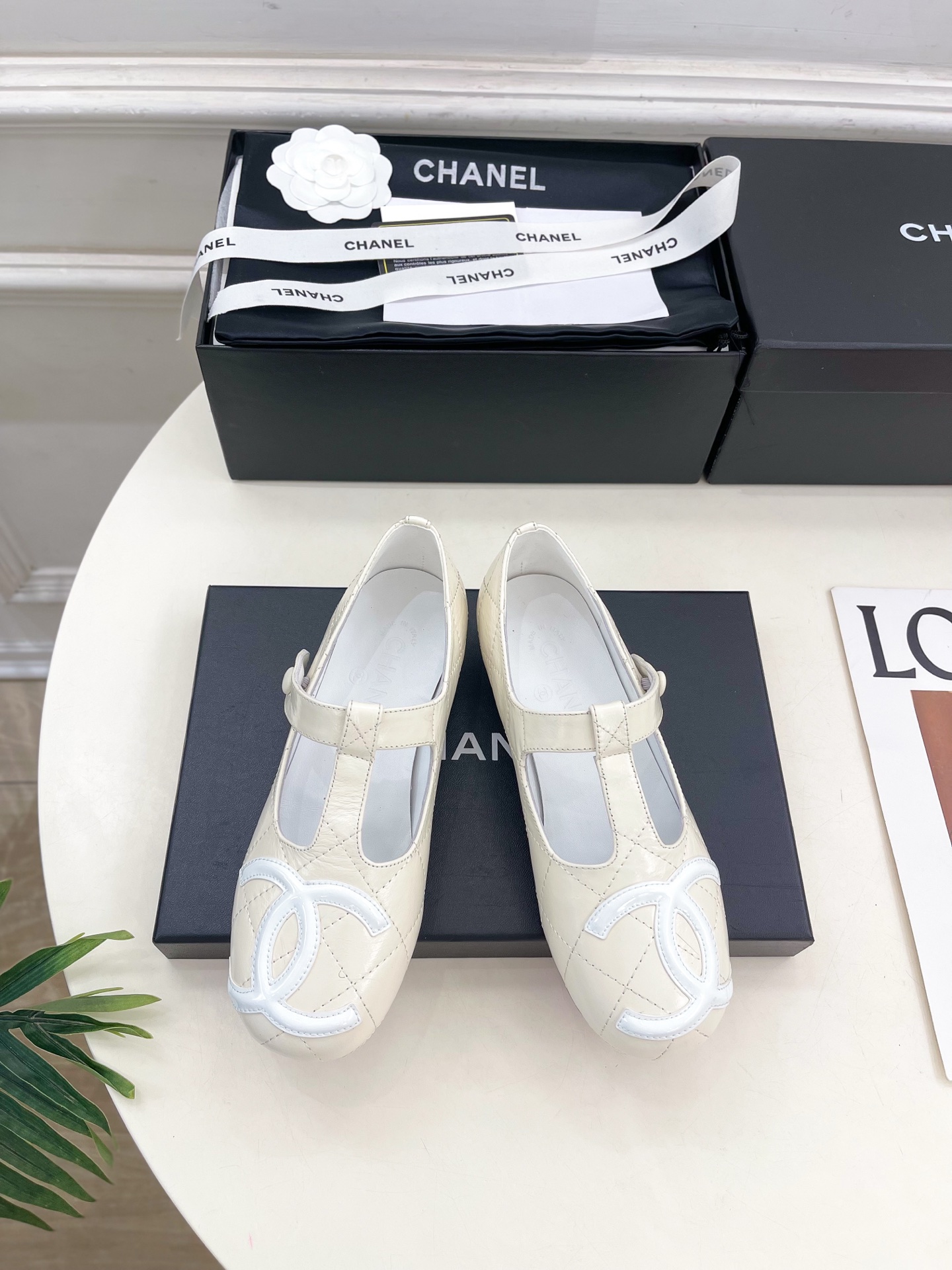 𝐂𝐇𝐀𝐍𝐄𝐋 | 小香 25𝐬𝐬 🦋2025 春夏新品 专柜经典走秀款 小香大双C中古玛丽珍芭蕾鞋 系列