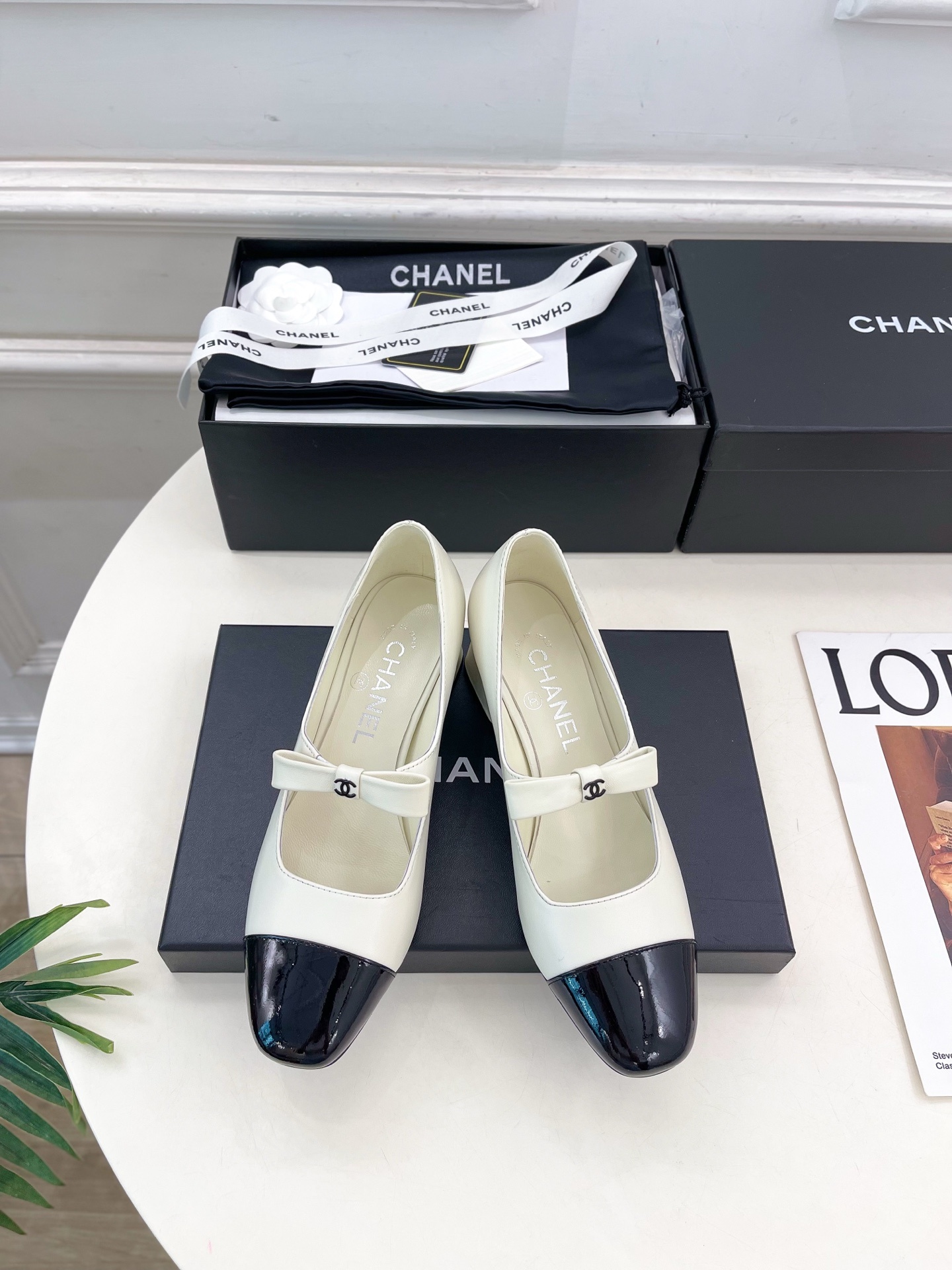 𝐂𝐇𝐀𝐍𝐄𝐋 | 小香 25𝐬𝐬 🦋2025 春夏新品 专柜经典走秀款 小香双C蝴蝶结玛丽珍粗跟鞋 系列