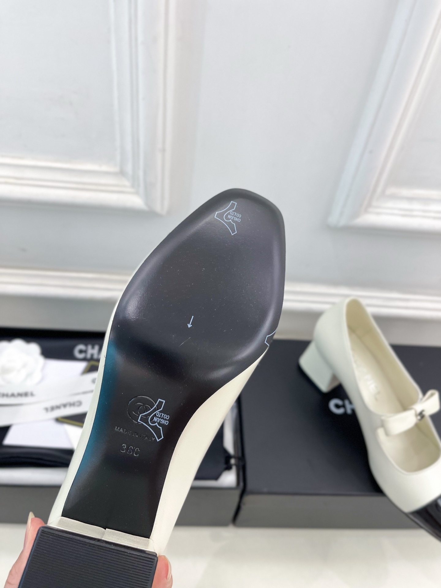 𝐂𝐇𝐀𝐍𝐄𝐋 | 小香 25𝐬𝐬 🦋2025 春夏新品 专柜经典走秀款 小香双C蝴蝶结玛丽珍粗跟鞋 系列