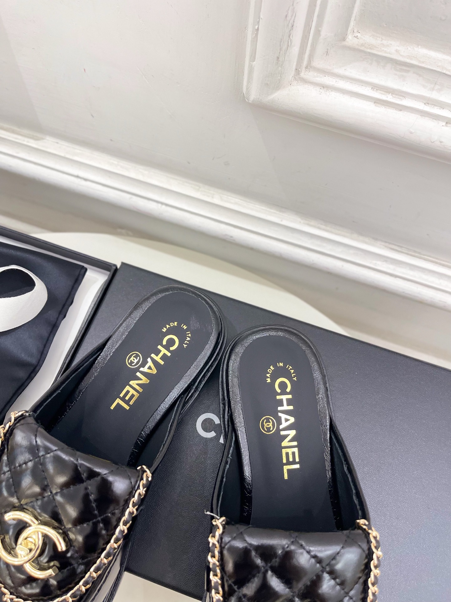 𝐂𝐇𝐀𝐍𝐄𝐋 | 小香 25𝐬𝐬 🦋2025 春夏新品 专柜经典走秀款 小香链条双C翻盖书包扣半拖鞋 系