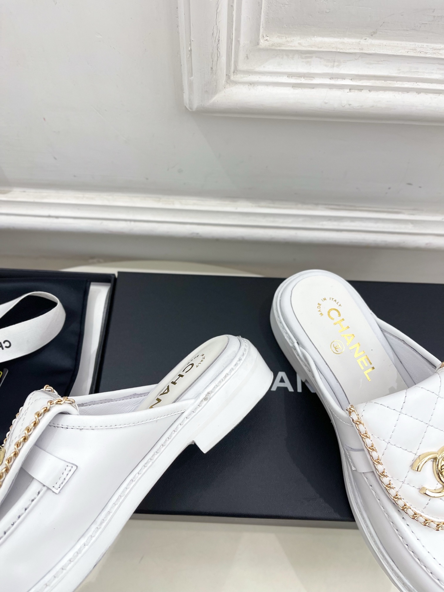 𝐂𝐇𝐀𝐍𝐄𝐋 | 小香 25𝐬𝐬 🦋2025 春夏新品 专柜经典走秀款 小香链条双C翻盖书包扣半拖鞋 系