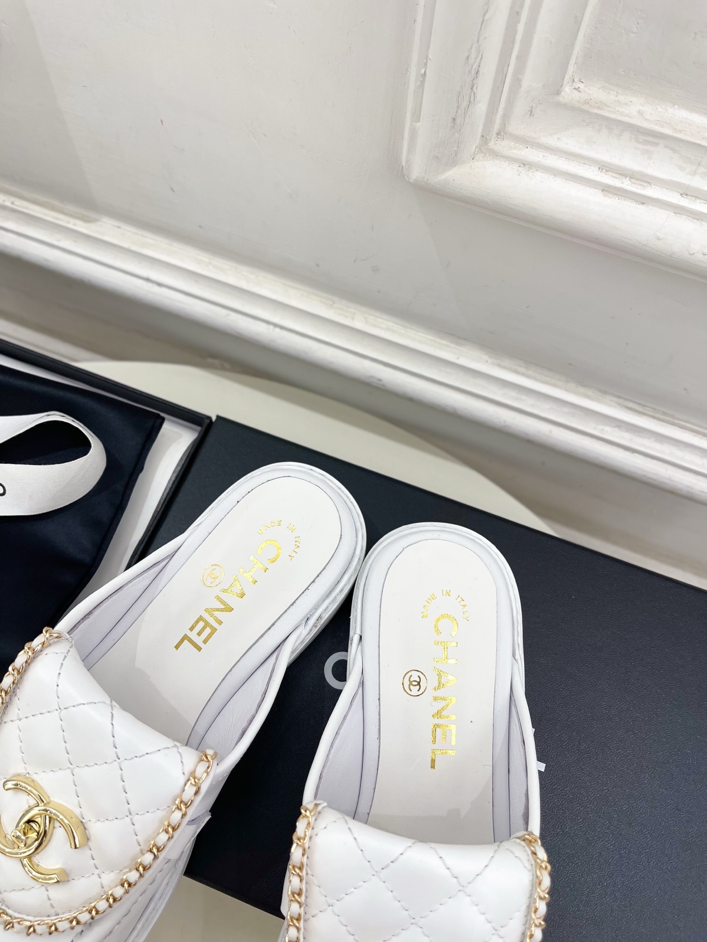 𝐂𝐇𝐀𝐍𝐄𝐋 | 小香 25𝐬𝐬 🦋2025 春夏新品 专柜经典走秀款 小香链条双C翻盖书包扣半拖鞋 系