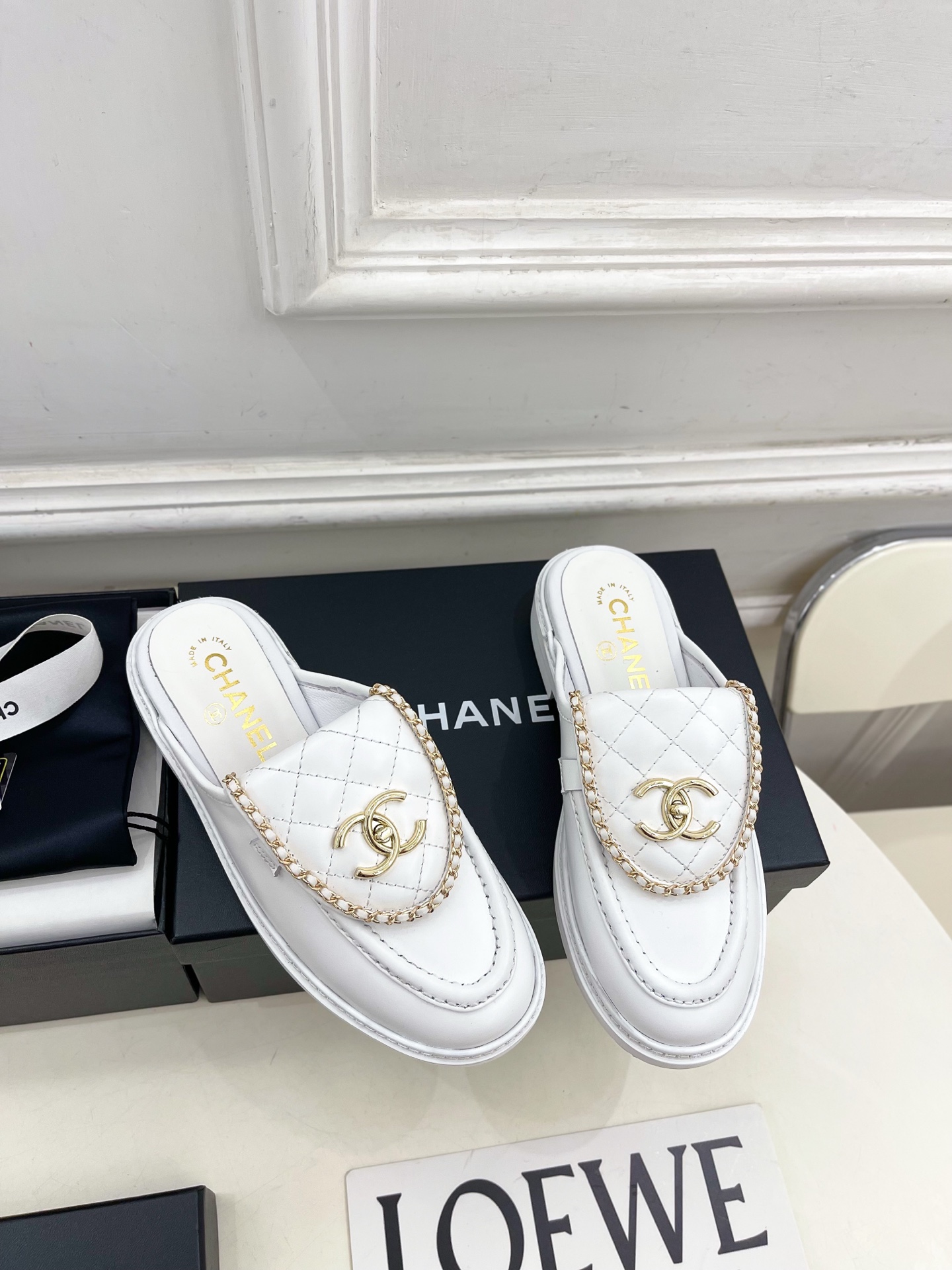 𝐂𝐇𝐀𝐍𝐄𝐋 | 小香 25𝐬𝐬 🦋2025 春夏新品 专柜经典走秀款 小香链条双C翻盖书包扣半拖鞋 系