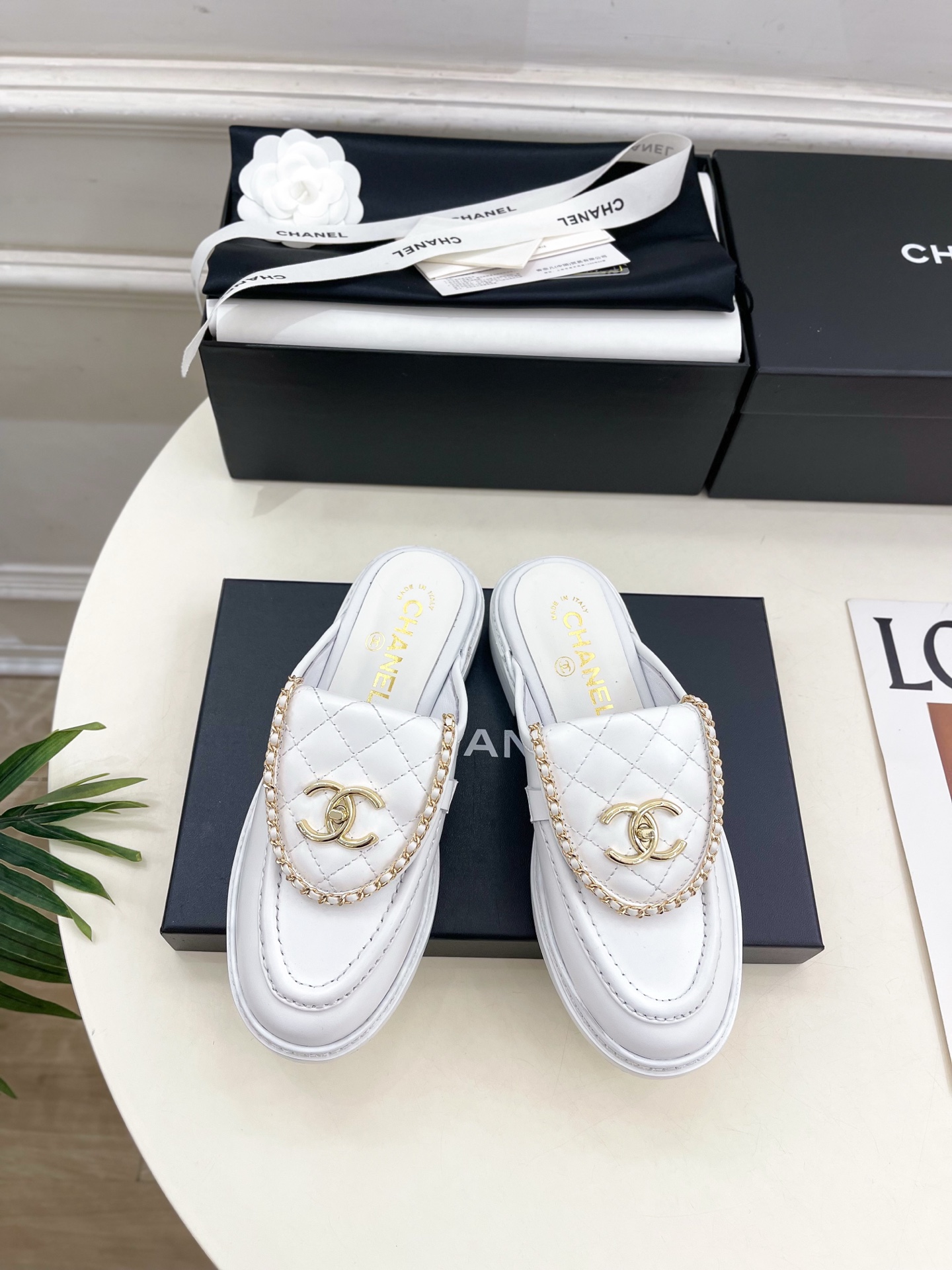 𝐂𝐇𝐀𝐍𝐄𝐋 | 小香 25𝐬𝐬 🦋2025 春夏新品 专柜经典走秀款 小香链条双C翻盖书包扣半拖鞋 系