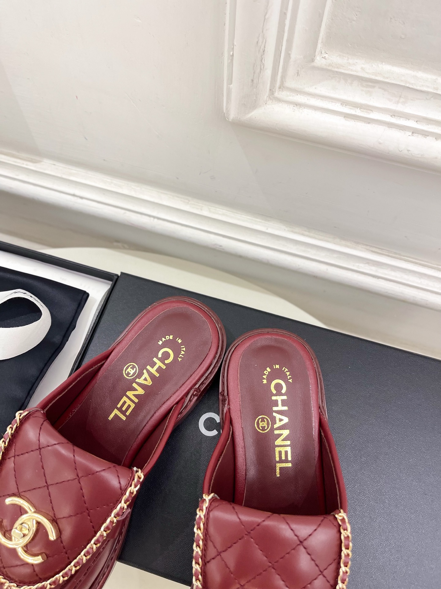 𝐂𝐇𝐀𝐍𝐄𝐋 | 小香 25𝐬𝐬 🦋2025 春夏新品 专柜经典走秀款 小香链条双C翻盖书包扣半拖鞋 系