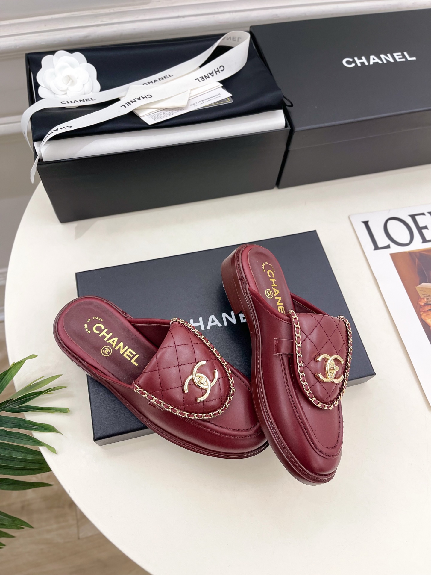 𝐂𝐇𝐀𝐍𝐄𝐋 | 小香 25𝐬𝐬 🦋2025 春夏新品 专柜经典走秀款 小香链条双C翻盖书包扣半拖鞋 系