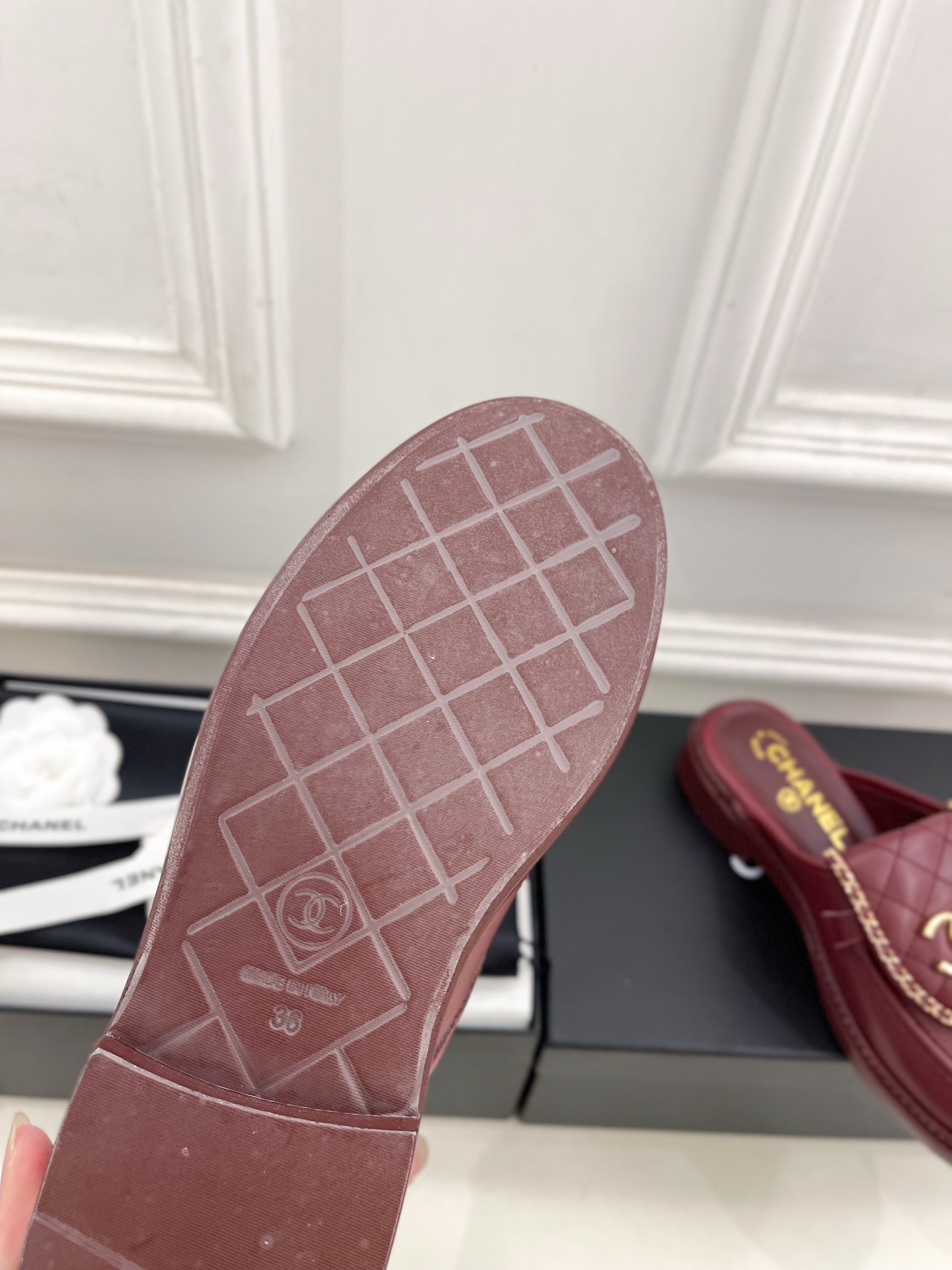 𝐂𝐇𝐀𝐍𝐄𝐋 | 小香 25𝐬𝐬 🦋2025 春夏新品 专柜经典走秀款 小香链条双C翻盖书包扣半拖鞋 系