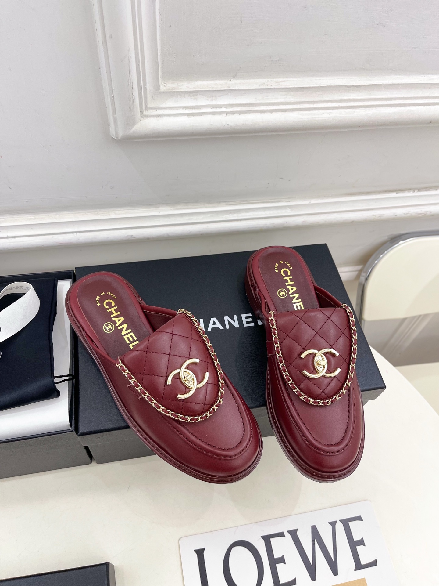 𝐂𝐇𝐀𝐍𝐄𝐋 | 小香 25𝐬𝐬 🦋2025 春夏新品 专柜经典走秀款 小香链条双C翻盖书包扣半拖鞋 系