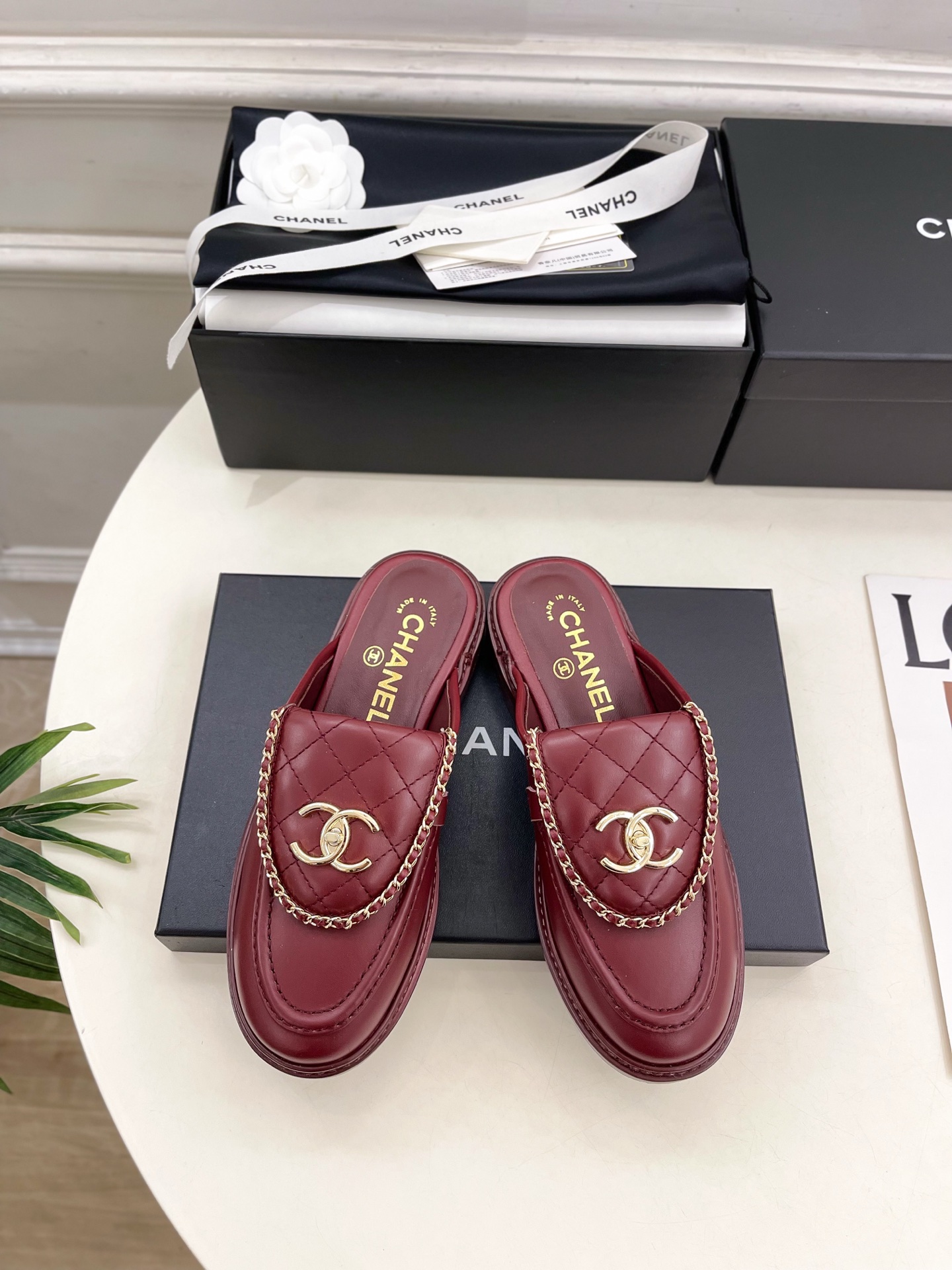 𝐂𝐇𝐀𝐍𝐄𝐋 | 小香 25𝐬𝐬 🦋2025 春夏新品 专柜经典走秀款 小香链条双C翻盖书包扣半拖鞋 系