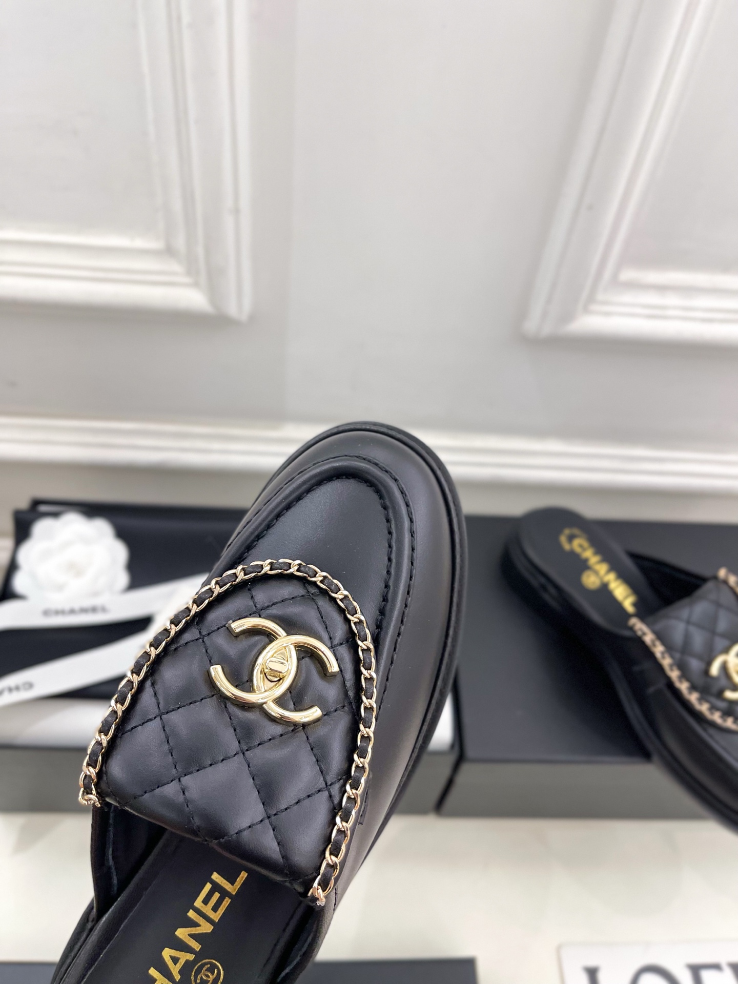 𝐂𝐇𝐀𝐍𝐄𝐋 | 小香 25𝐬𝐬 🦋2025 春夏新品 专柜经典走秀款 小香链条双C翻盖书包扣半拖鞋 系