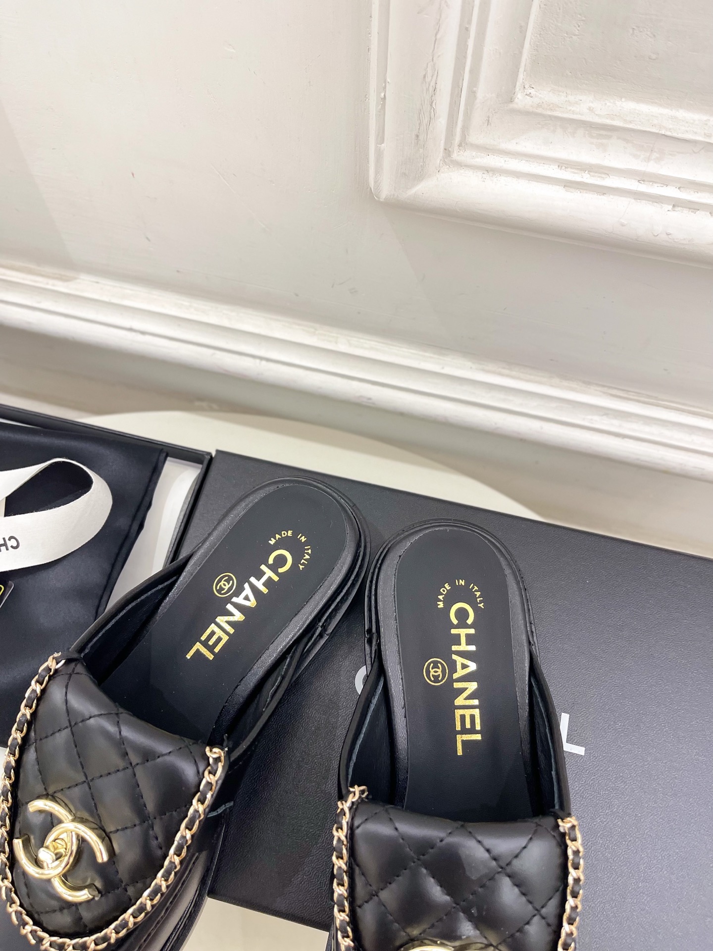 𝐂𝐇𝐀𝐍𝐄𝐋 | 小香 25𝐬𝐬 🦋2025 春夏新品 专柜经典走秀款 小香链条双C翻盖书包扣半拖鞋 系
